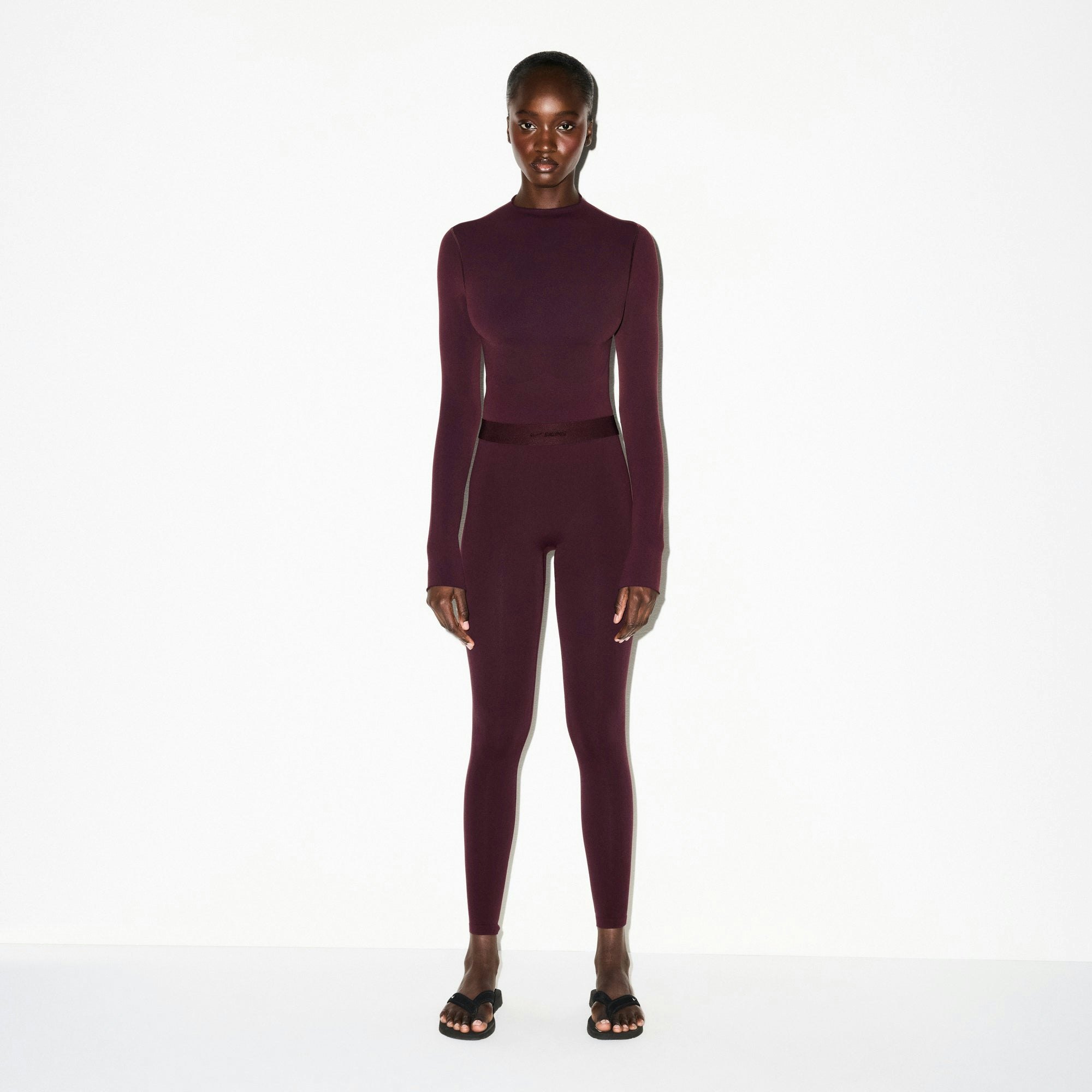 NikeSKIMS VINTAGE SEAMLESS 26" LEGGING | CURRANT ON A MODEL FRONT VIEW @ | FOCUS: 0.0, 1.0, 0.9