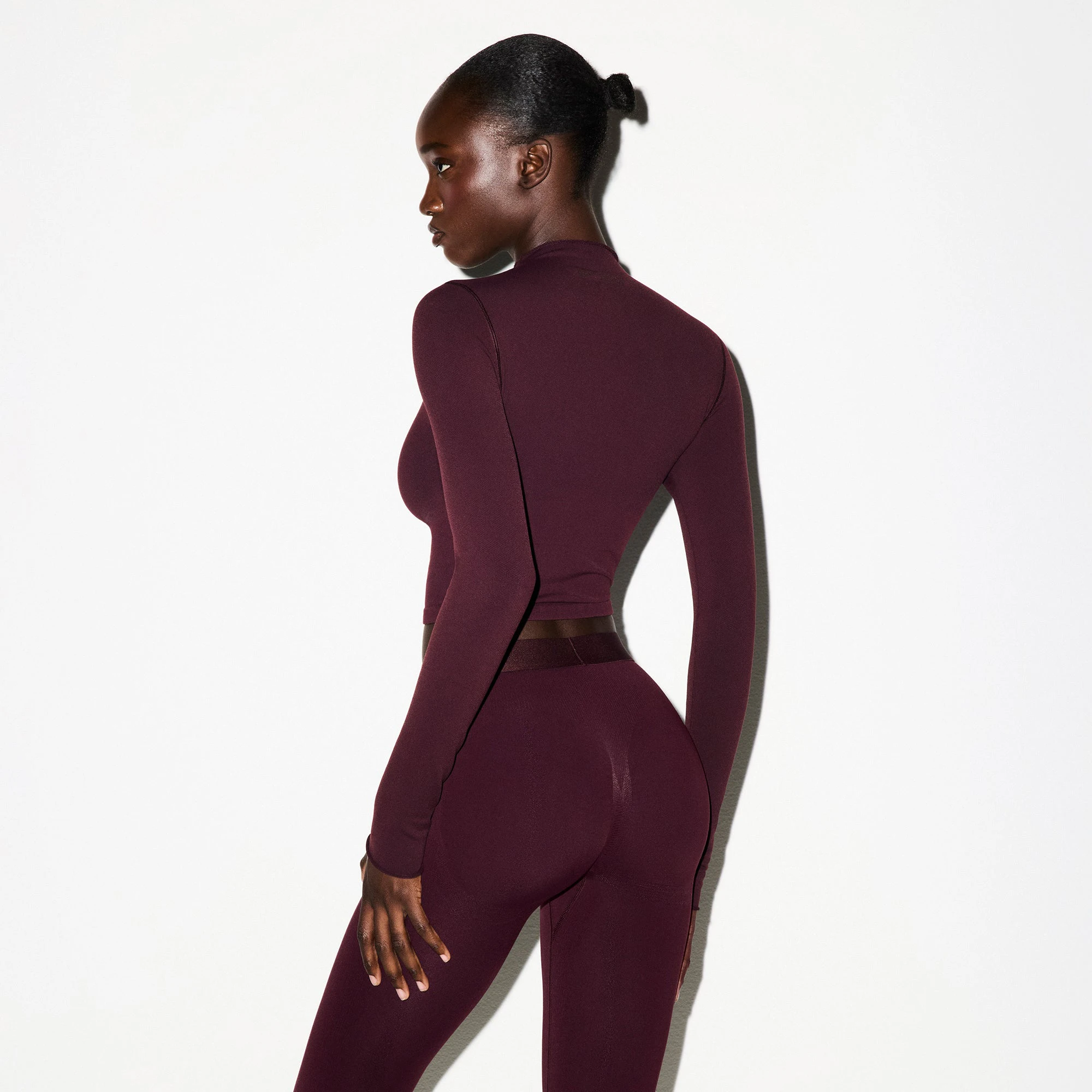 NikeSKIMS VINTAGE SEAMLESS 26" LEGGING | CURRANT ON A MODEL FRONT VIEW @ | FOCUS: 0.0, 1.0, 0.9