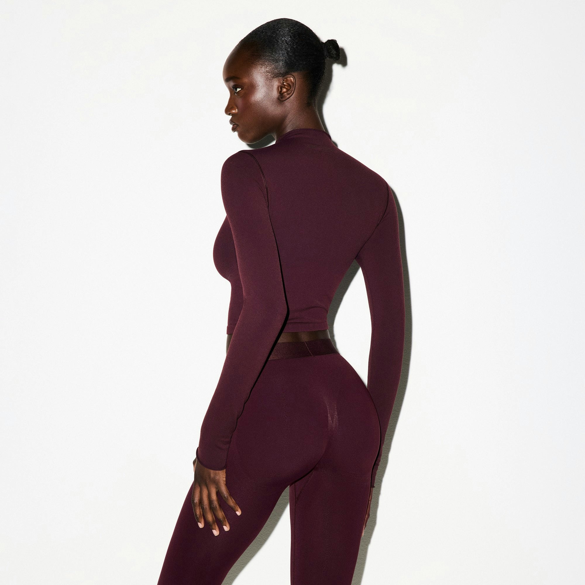 NikeSKIMS VINTAGE SEAMLESS 26" LEGGING | CURRANT ON A MODEL FRONT VIEW @ | FOCUS: 0.0, 1.0, 0.9