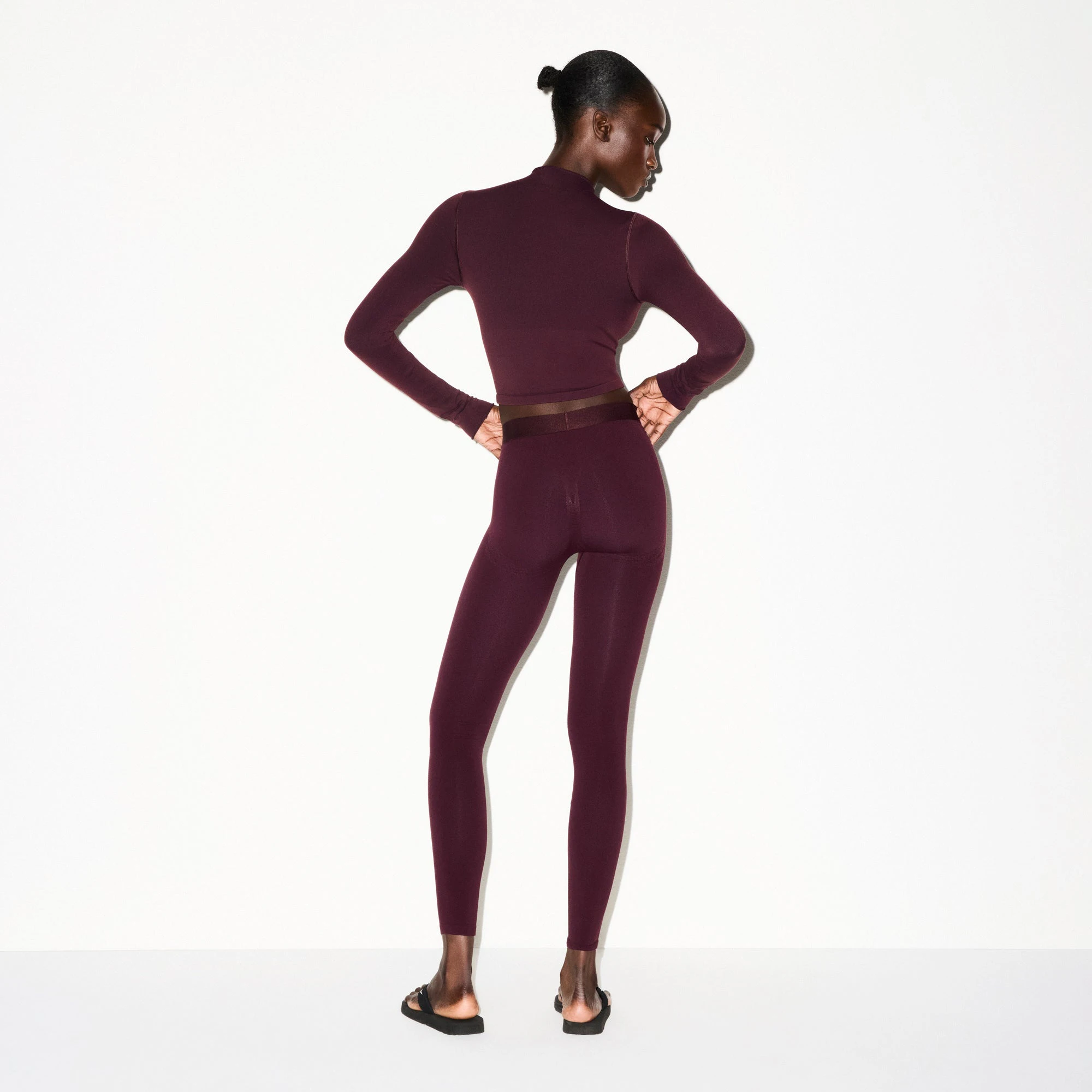 NikeSKIMS VINTAGE SEAMLESS 26" LEGGING | CURRANT ON A MODEL FRONT VIEW @ | FOCUS: 0.0, 1.0, 0.9