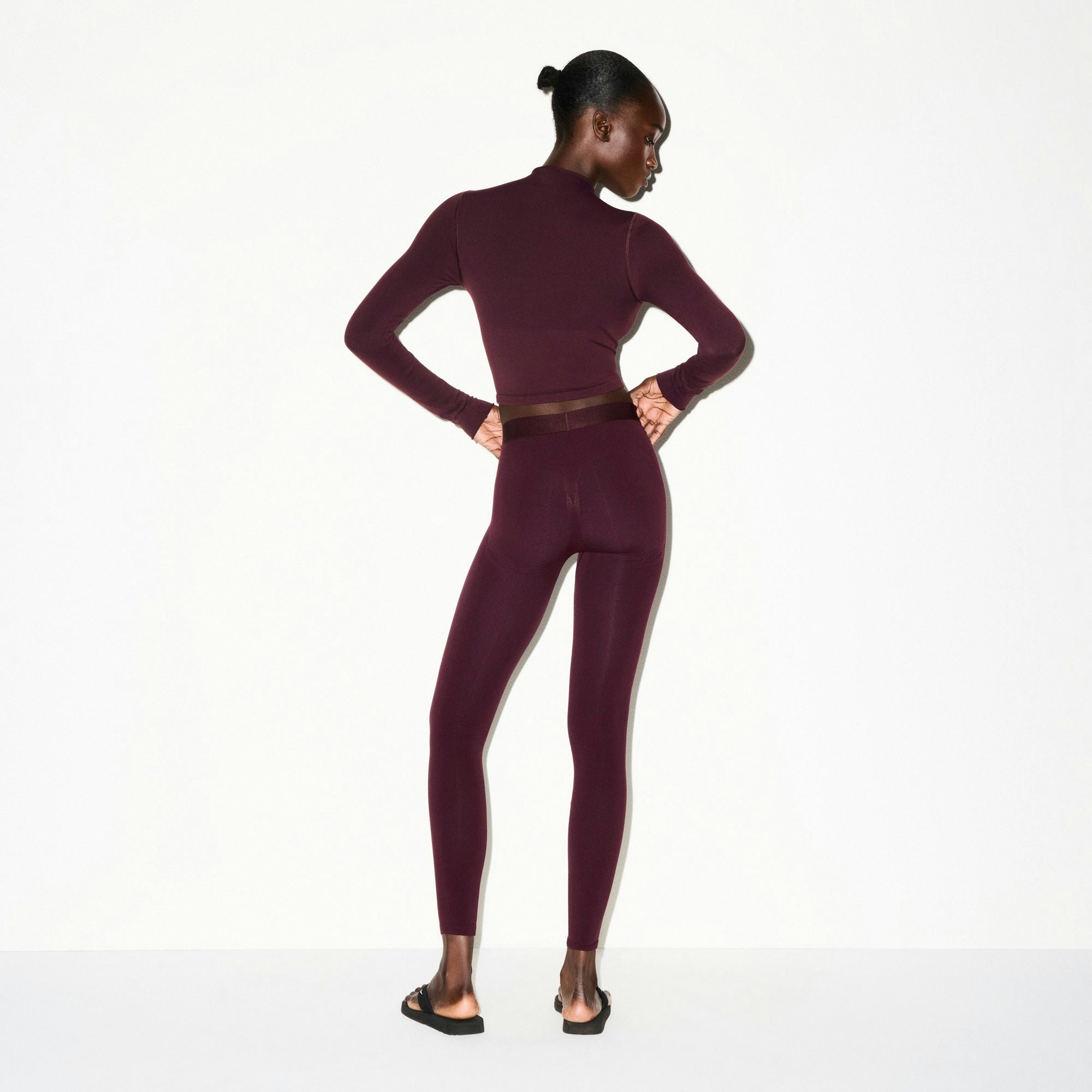 NikeSKIMS VINTAGE SEAMLESS 26" LEGGING | CURRANT ON A MODEL FRONT VIEW @ | FOCUS: 0.0, 1.0, 0.9