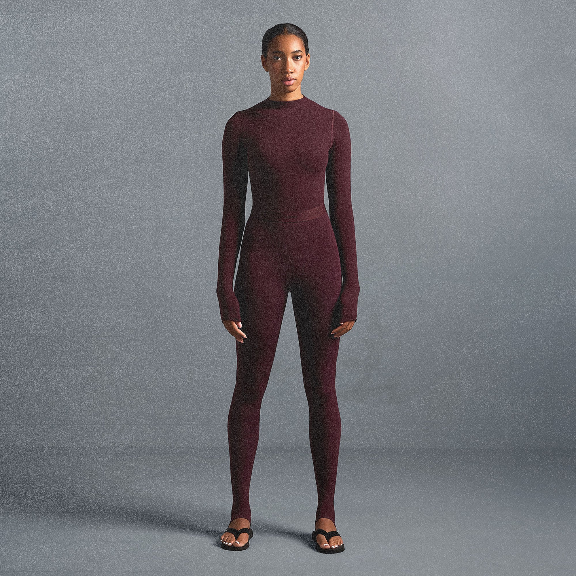 NikeSKIMS VINTAGE SEAMLESS 26" LEGGING | CURRANT ON A MODEL SIDE VIEW @ | FOCUS: 0.0, 1.0, 0.9