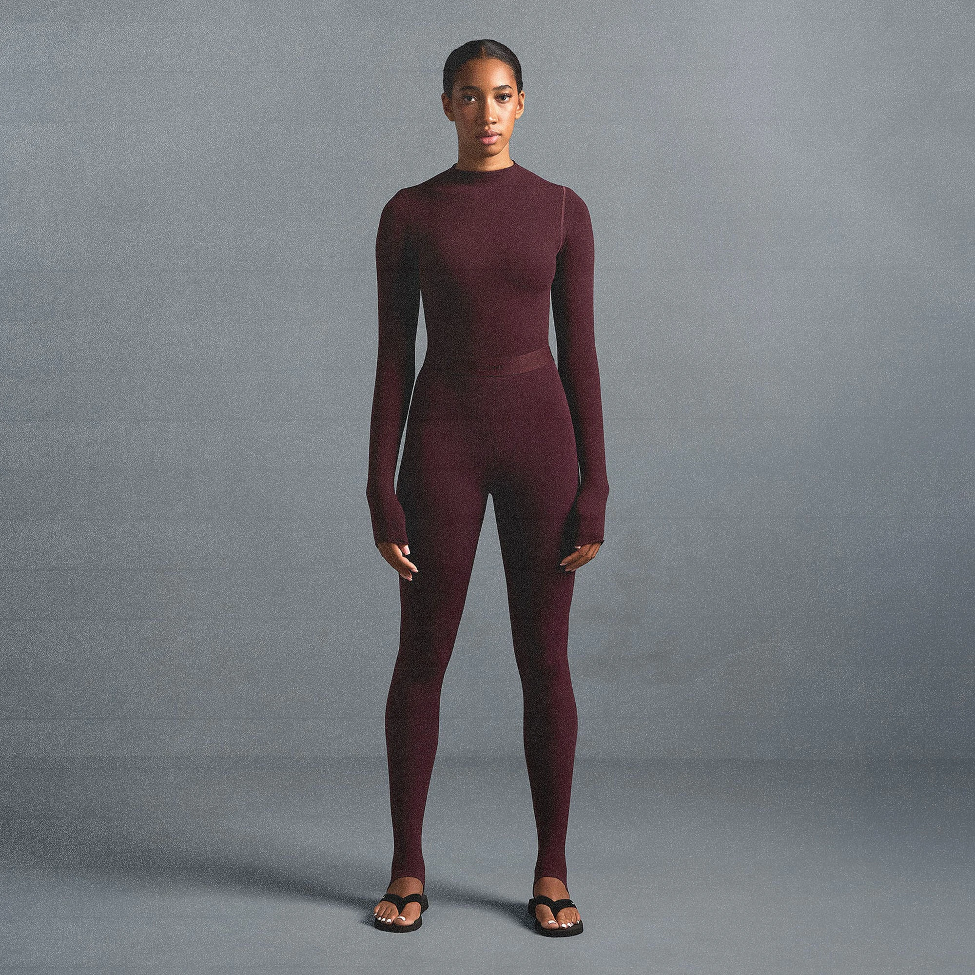 NikeSKIMS VINTAGE SEAMLESS 26" LEGGING | CURRANT ON A MODEL SIDE VIEW @ | FOCUS: 0.0, 1.0, 0.9