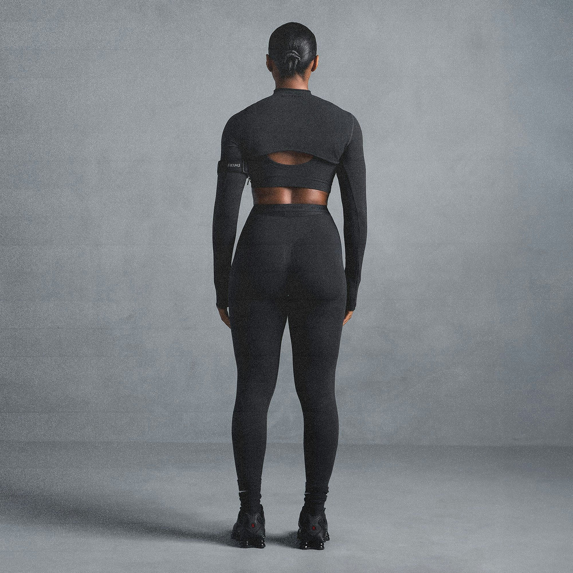 NikeSKIMS VINTAGE SEAMLESS 26" LEGGING | OBSIDIAN ON A MODEL SIDE VIEW @ | FOCUS: 0.0, 1.0, 0.9