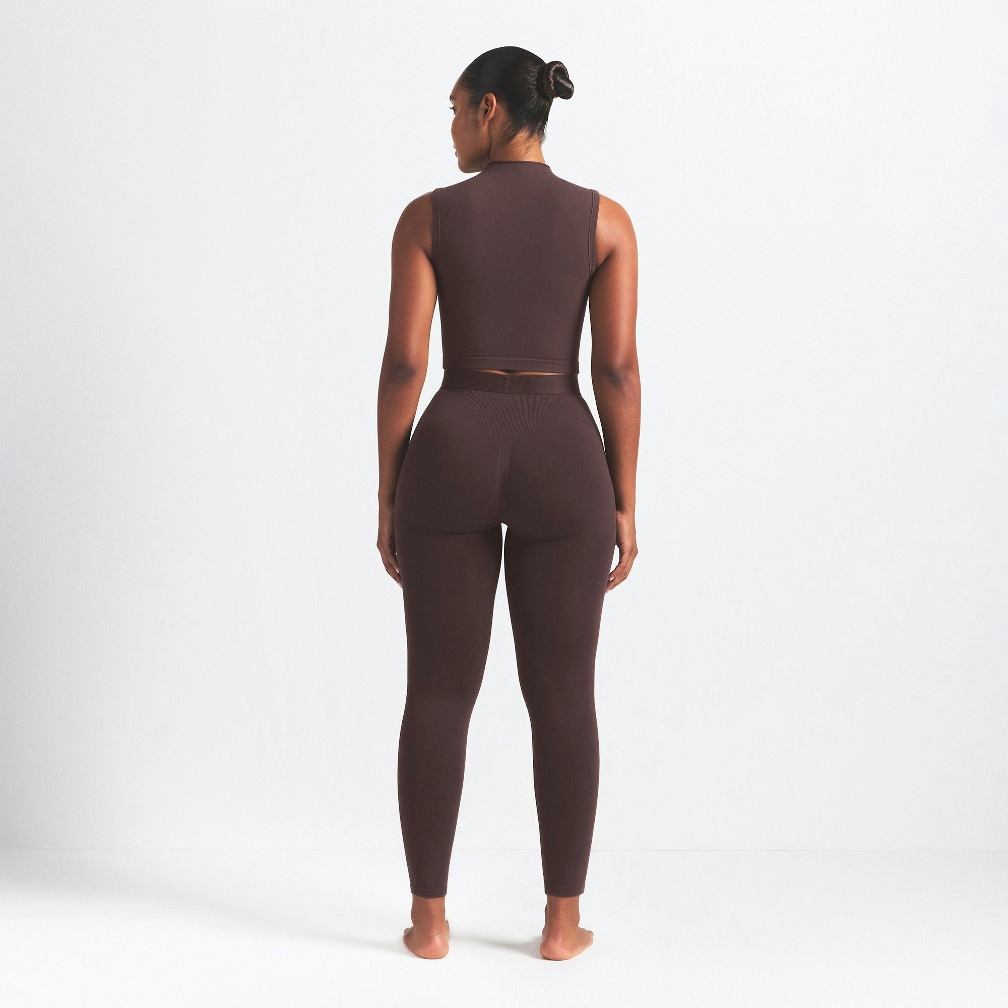 NikeSKIMS VINTAGE SEAMLESS 26" LEGGING | PHOENIX ON A MODEL SIDE VIEW