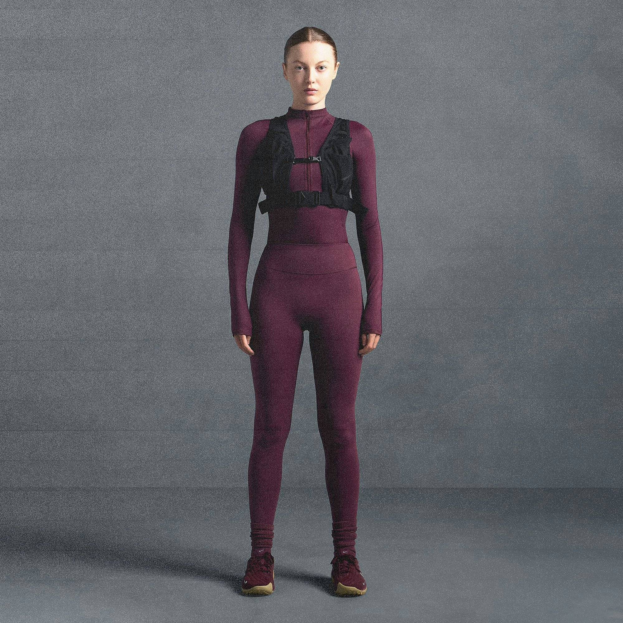 NikeSKIMS MATTE 29" LEGGING | CURRANT ON A MODEL SIDE VIEW @ | FOCUS: 0.0, 1.0, 0.9