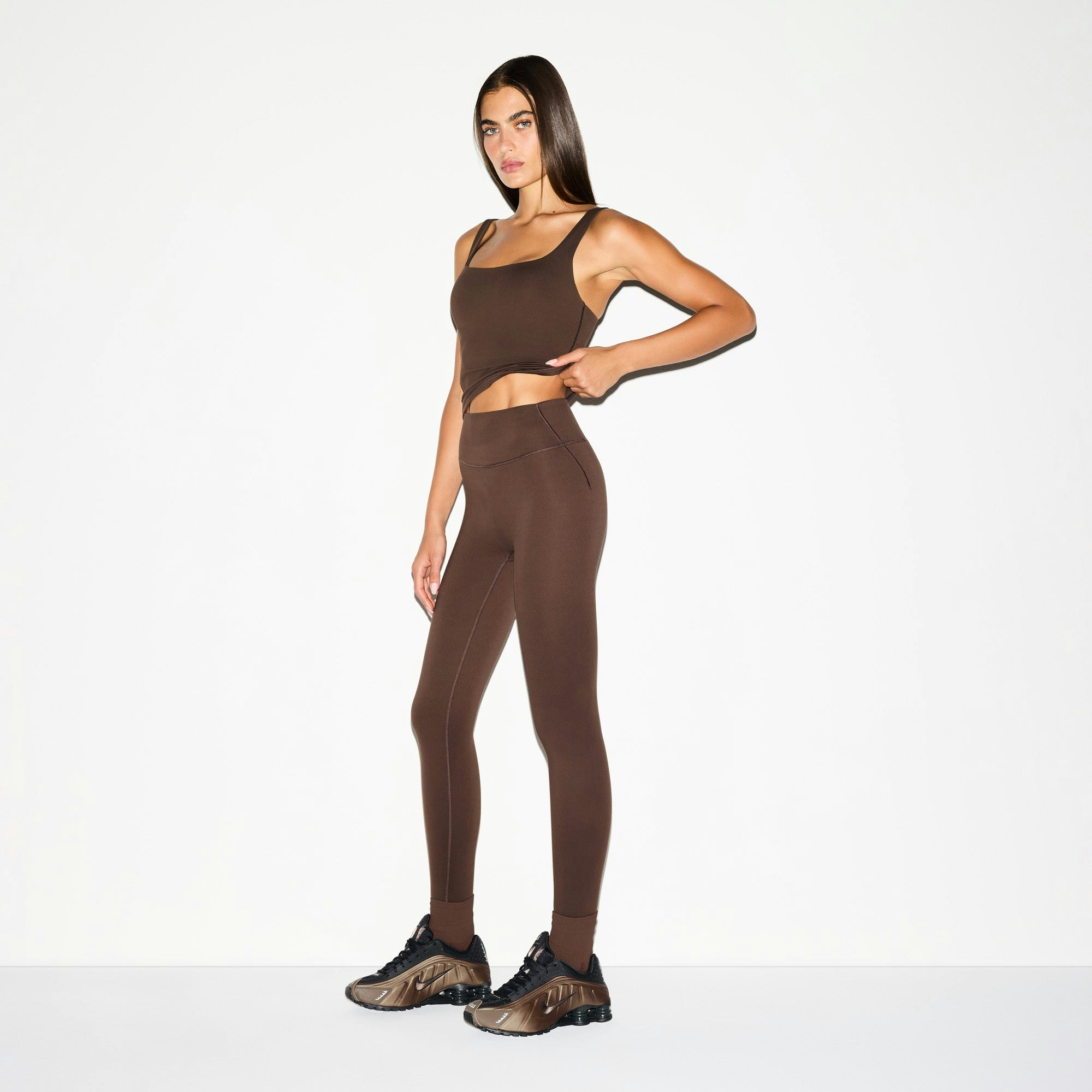 NikeSKIMS MATTE 29" LEGGING | DARK SEPIA ON A MODEL SIDE VIEW @ | FOCUS: 0.0, 1.0, 0.9