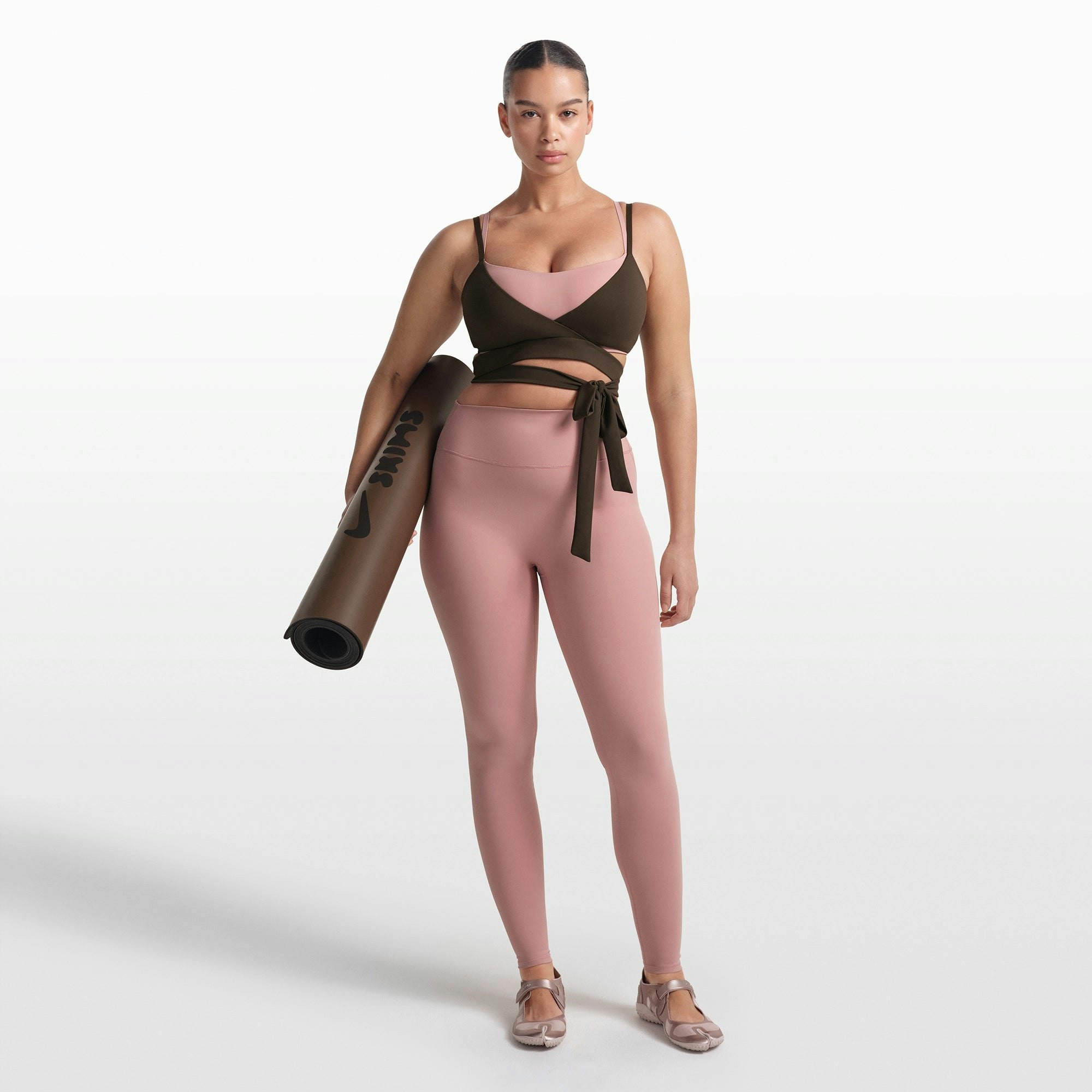 NikeSKIMS MATTE 29" LEGGING | HIMALAYAN ON A MODEL FRONT VIEW @ | FOCUS: 0.0, 1.0, 0.9