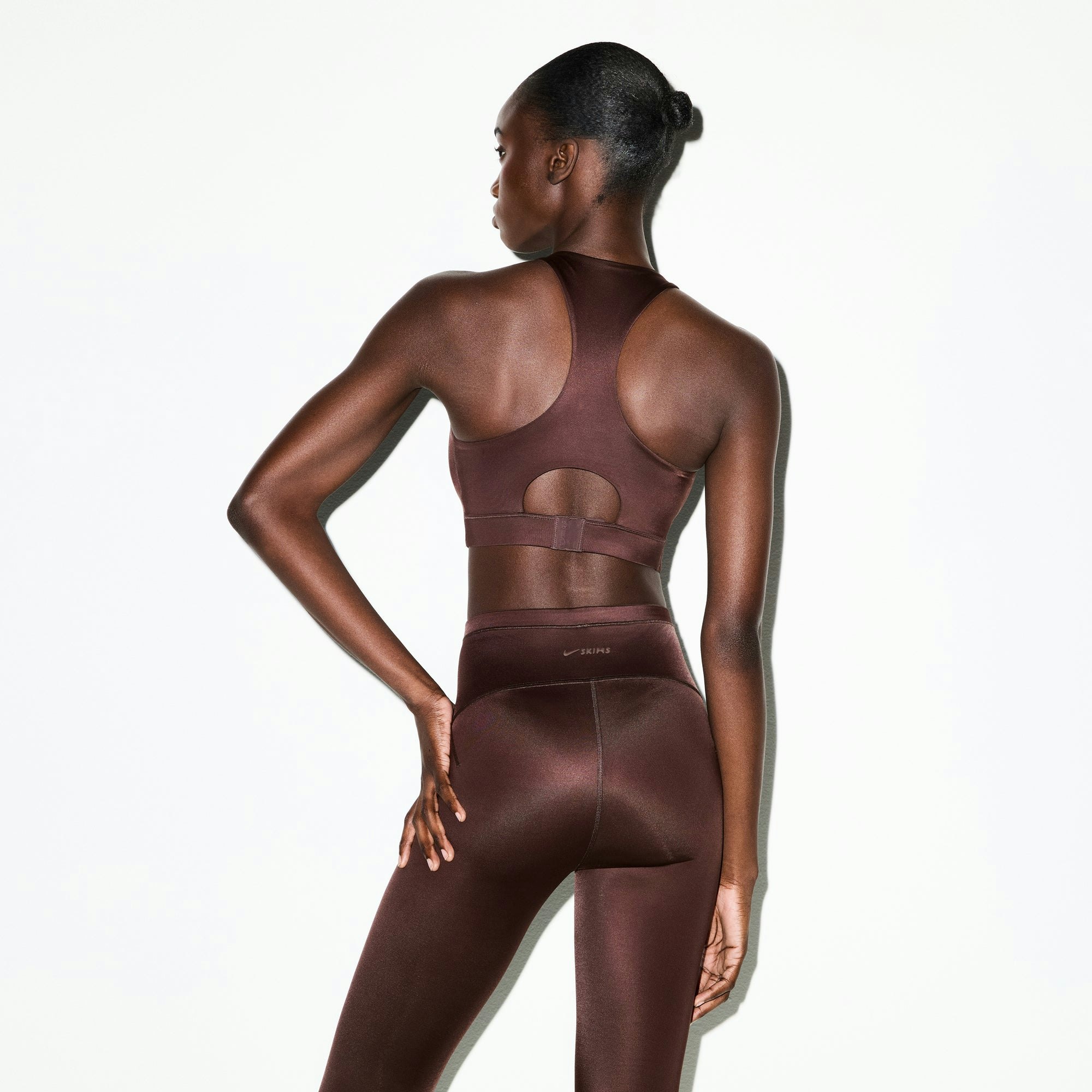 NikeSKIMS SHINE DRAWCORD CROP 17" LEGGING | PHOENIX ON A MODEL SIDE VIEW @ | FOCUS: 0.0, 1.0, 0.9