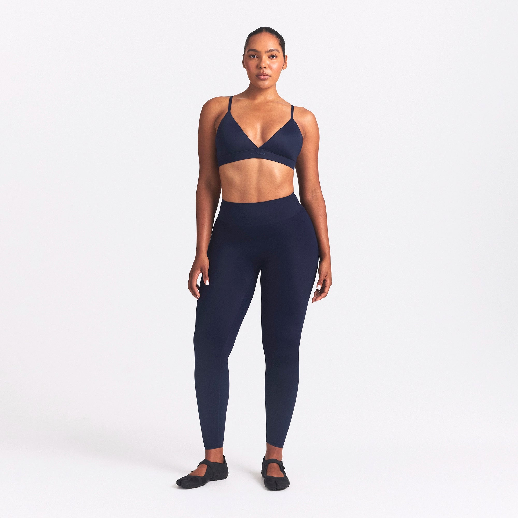 NikeSKIMS SHINE BONDED WAIST 26" LEGGING | NAVY ON A MODEL FRONT VIEW @ | FOCUS: 0.0, 1.0, 0.9