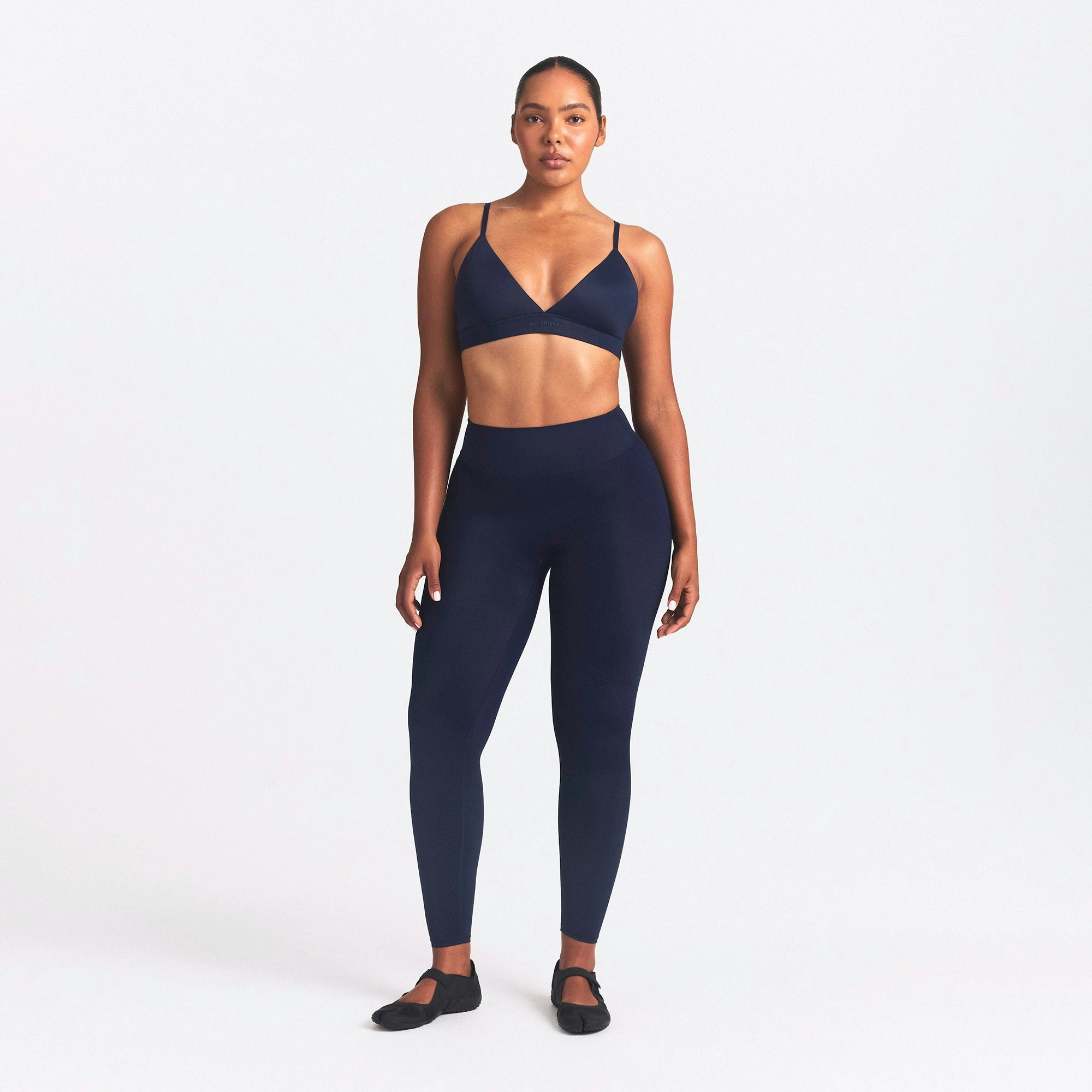 NikeSKIMS SHINE BONDED WAIST 26" LEGGING | NAVY ON A MODEL FRONT VIEW @ | FOCUS: 0.0, 1.0, 0.9