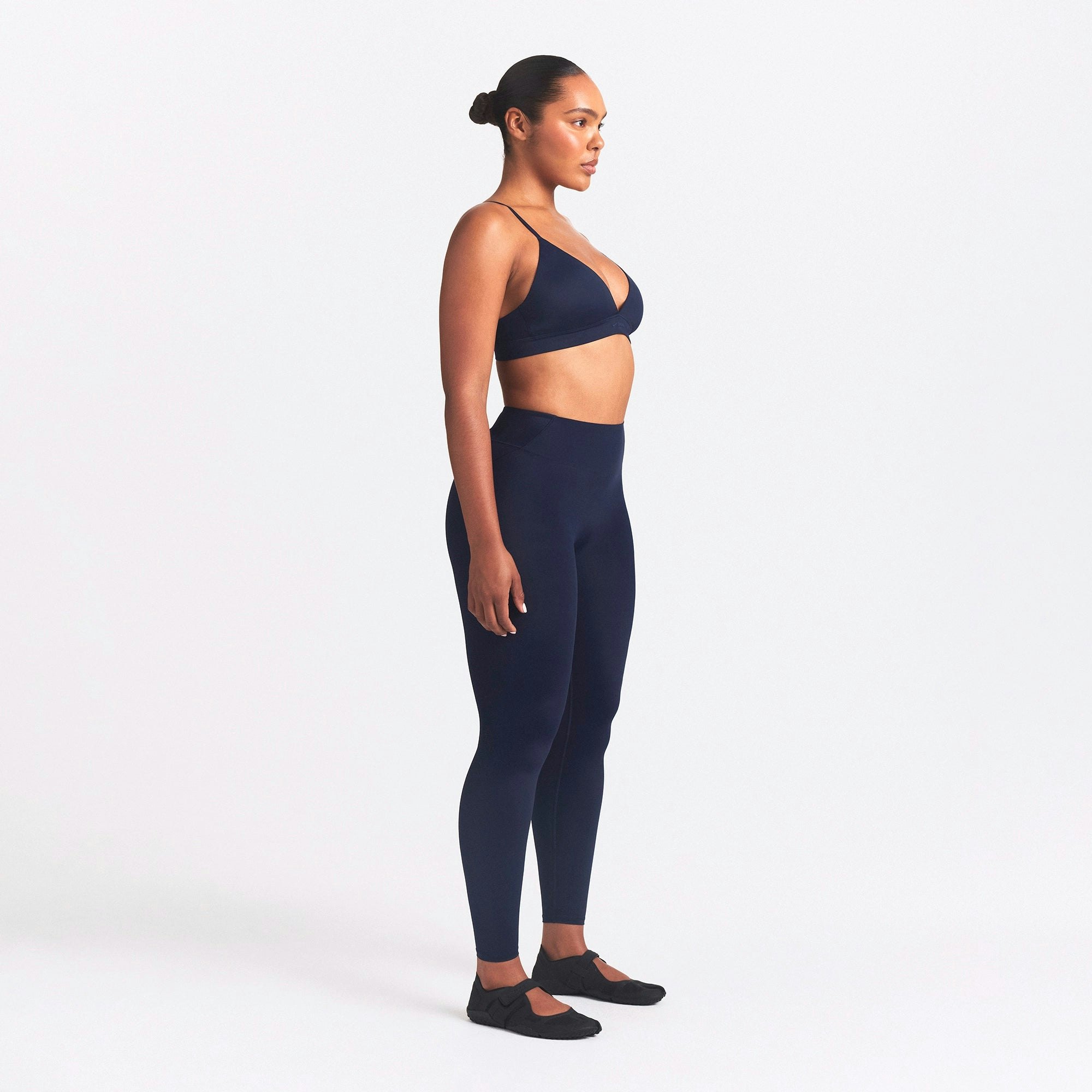 NikeSKIMS SHINE BONDED WAIST 26" LEGGING | NAVY ON A MODEL SIDE VIEW @ | FOCUS: 0.0, 1.0, 0.9