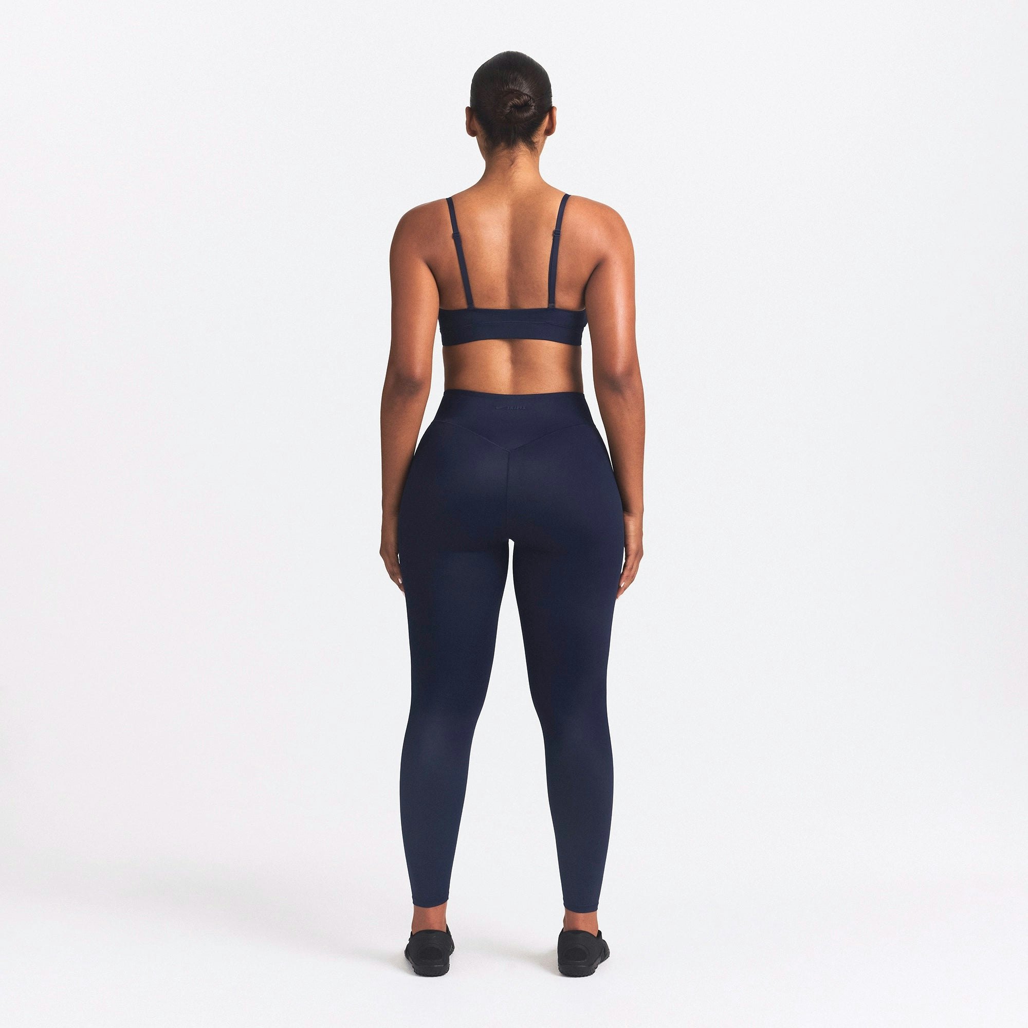 NikeSKIMS SHINE BONDED WAIST 26" LEGGING | NAVY ON A MODEL SIDE VIEW @ | FOCUS: 0.0, 1.0, 0.9