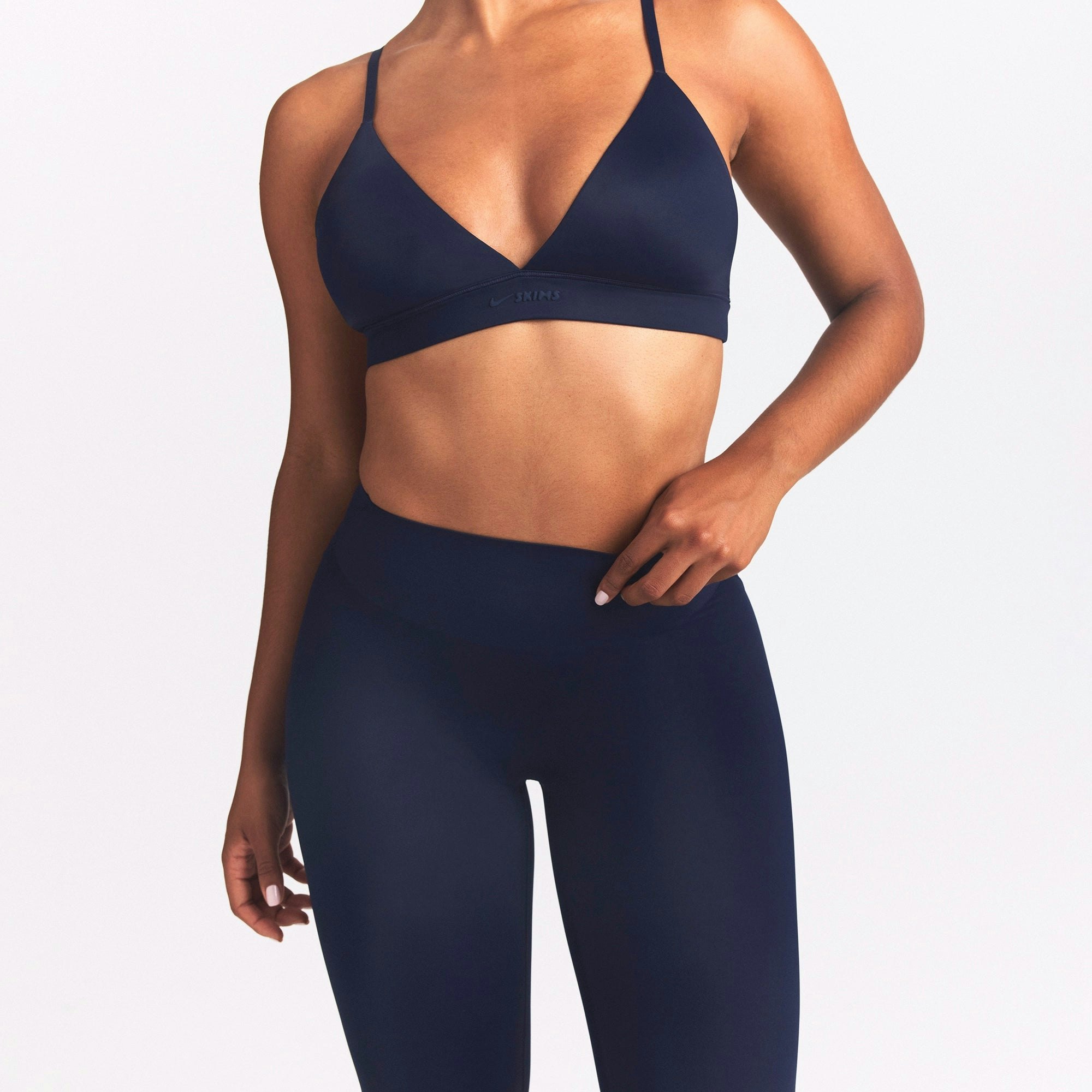 NikeSKIMS SHINE BONDED WAIST 26" LEGGING | NAVY ON A MODEL SIDE VIEW @ | FOCUS: 0.0, 1.0, 0.9