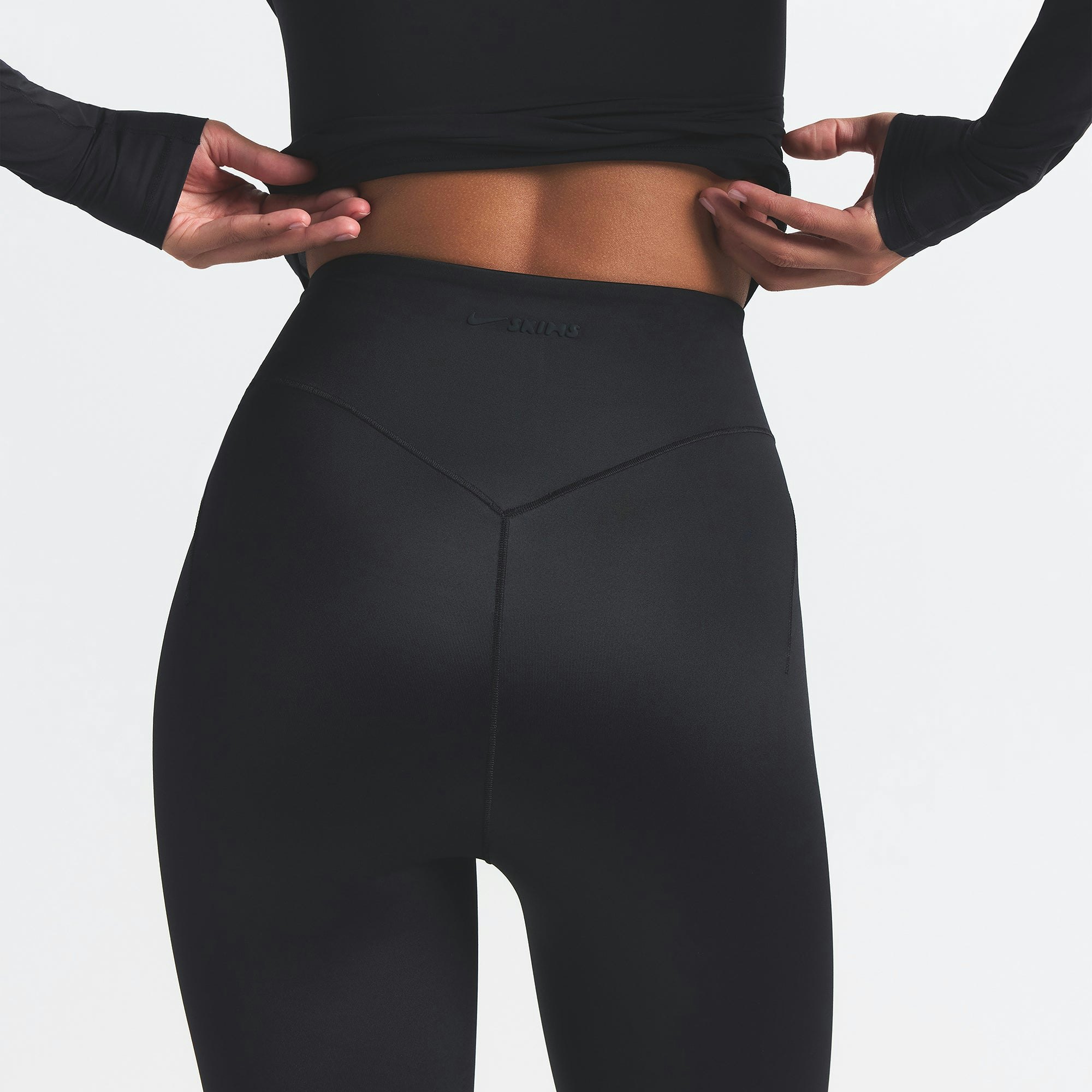 NikeSKIMS SHINE BONDED WAIST 26" LEGGING | OBSIDIAN ON A MODEL SIDE VIEW