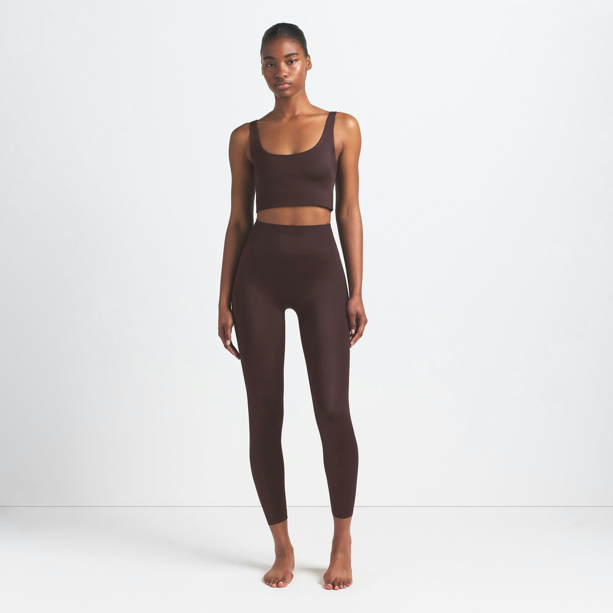 NikeSKIMS SHINE BONDED WAIST 26" LEGGING | PHOENIX ON A MODEL FRONT VIEW @ | FOCUS: 0.9, 0.1, 0.7
