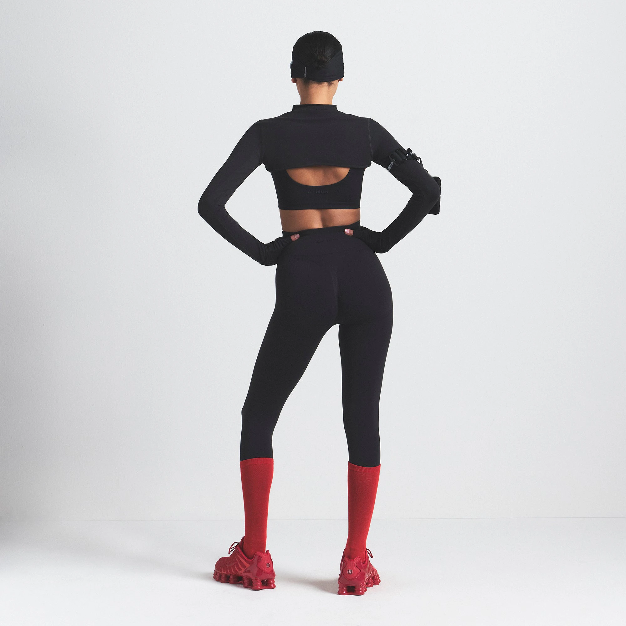 NikeSKIMS VINTAGE SEAMLESS LEGGING 26" | OBSIDIAN ON A MODEL SIDE VIEW