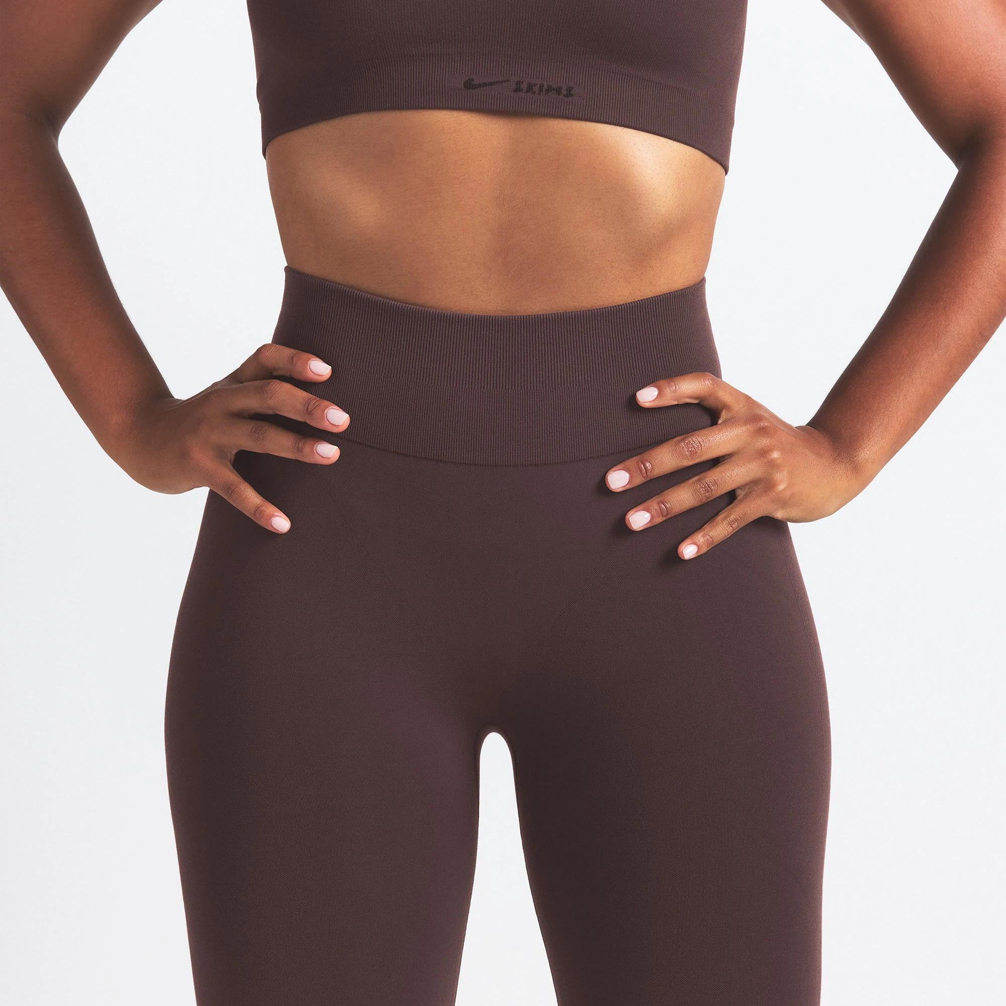 NikeSKIMS VINTAGE SEAMLESS LEGGING 26" | PHOENIX ON A MODEL SIDE VIEW