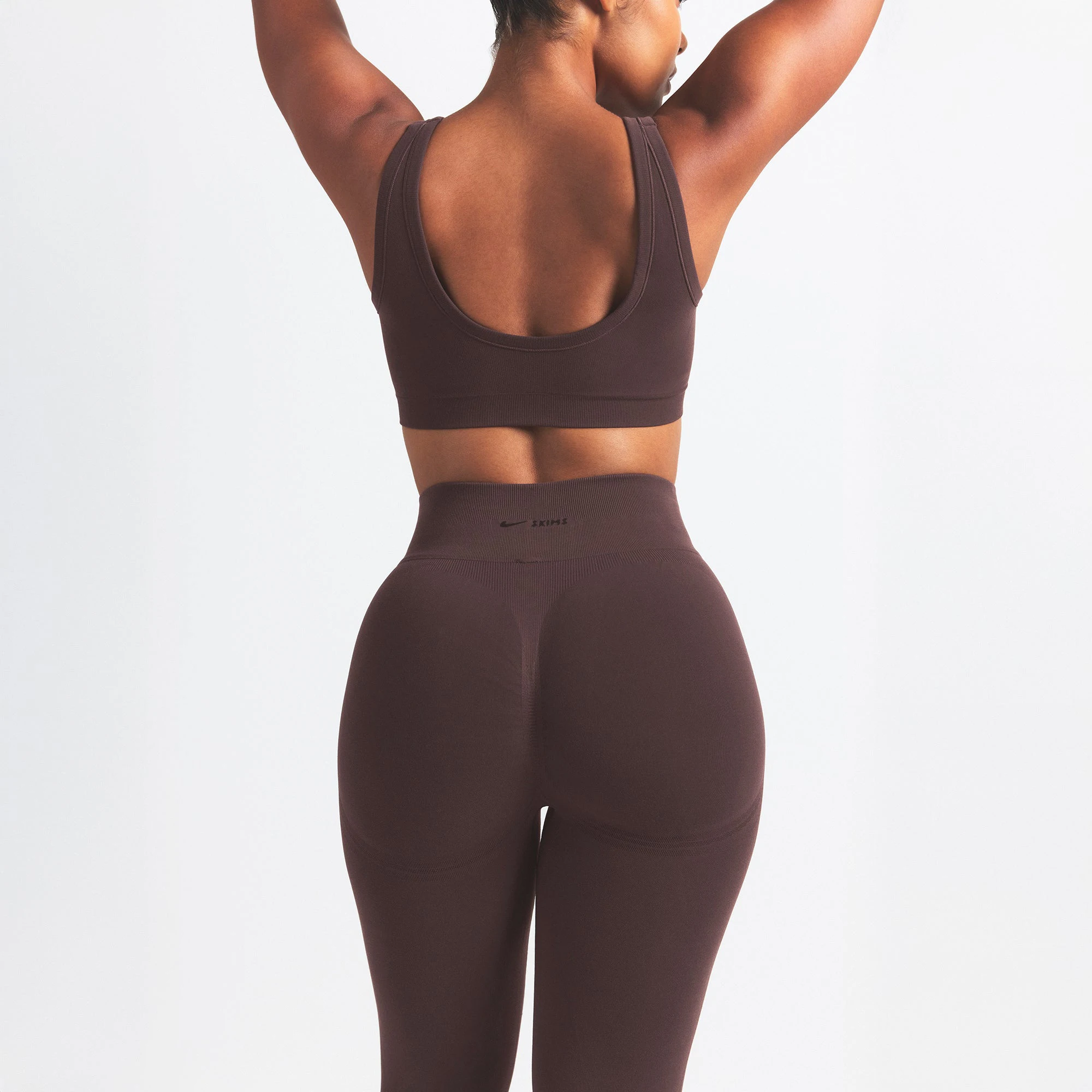 NikeSKIMS VINTAGE SEAMLESS LEGGING 26" | PHOENIX ON A MODEL SIDE VIEW