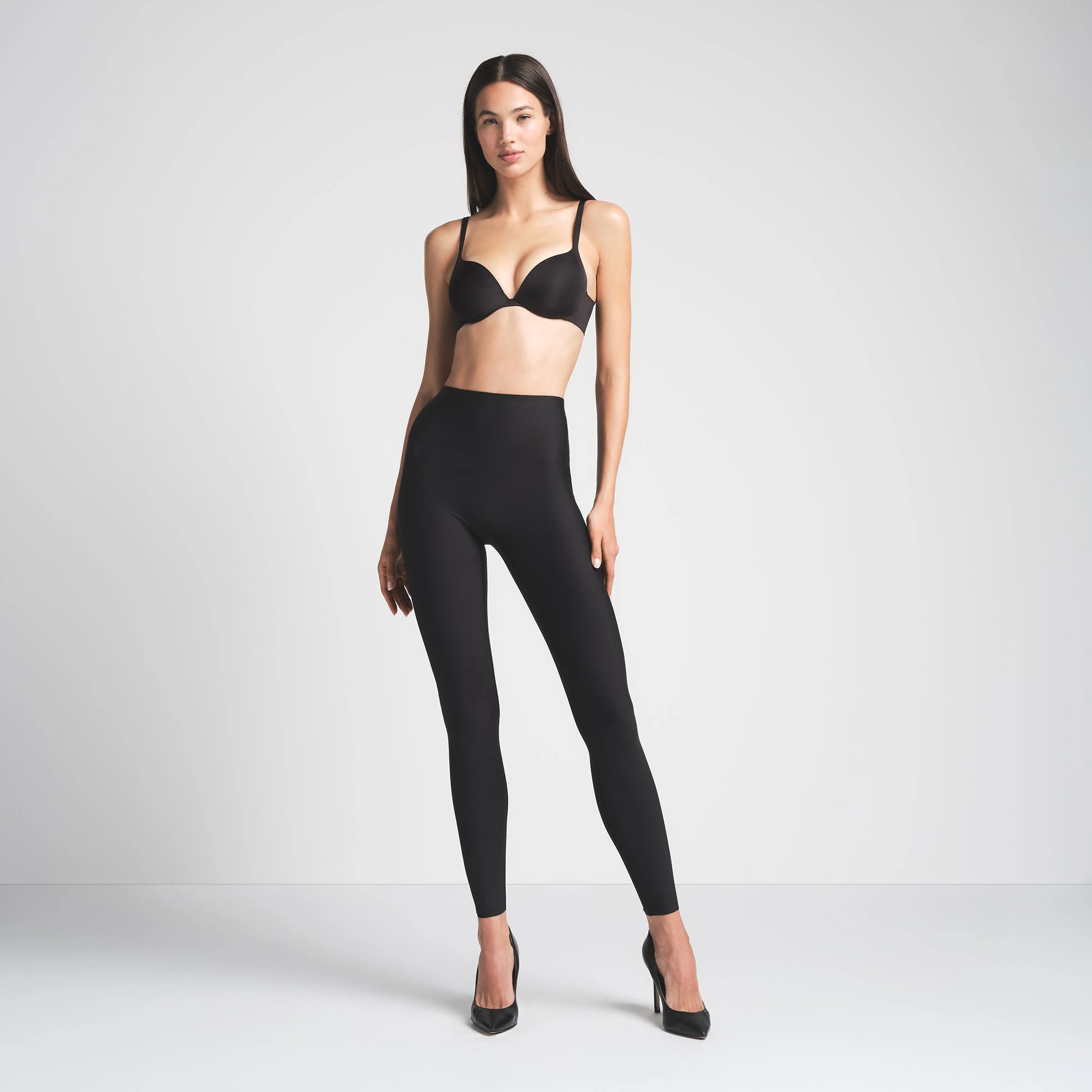 SKIMS BODY LEGGING | ONYX ON A MODEL FRONT VIEW @ | FOCUS: 0.0, 1.0, 0.9