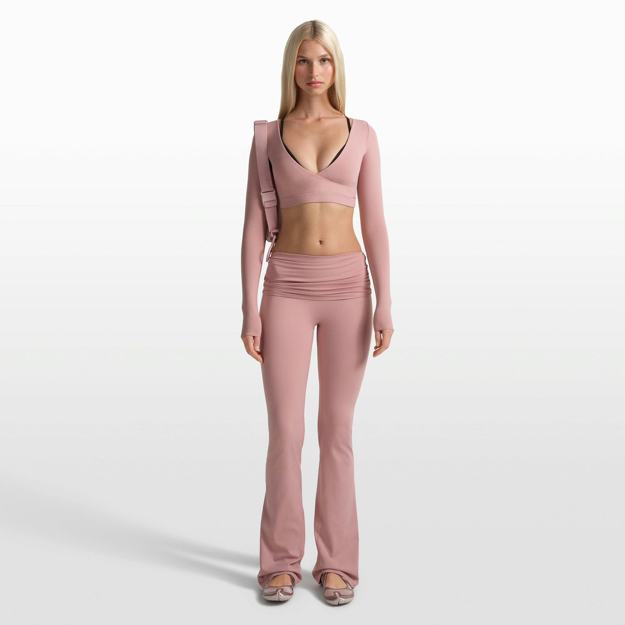 NikeSKIMS MATTE FOLDOVER SLIM FLARE LEGGING | HIMALAYAN ON A MODEL FRONT VIEW @ | FOCUS: 0.0, 1.0, 0.9