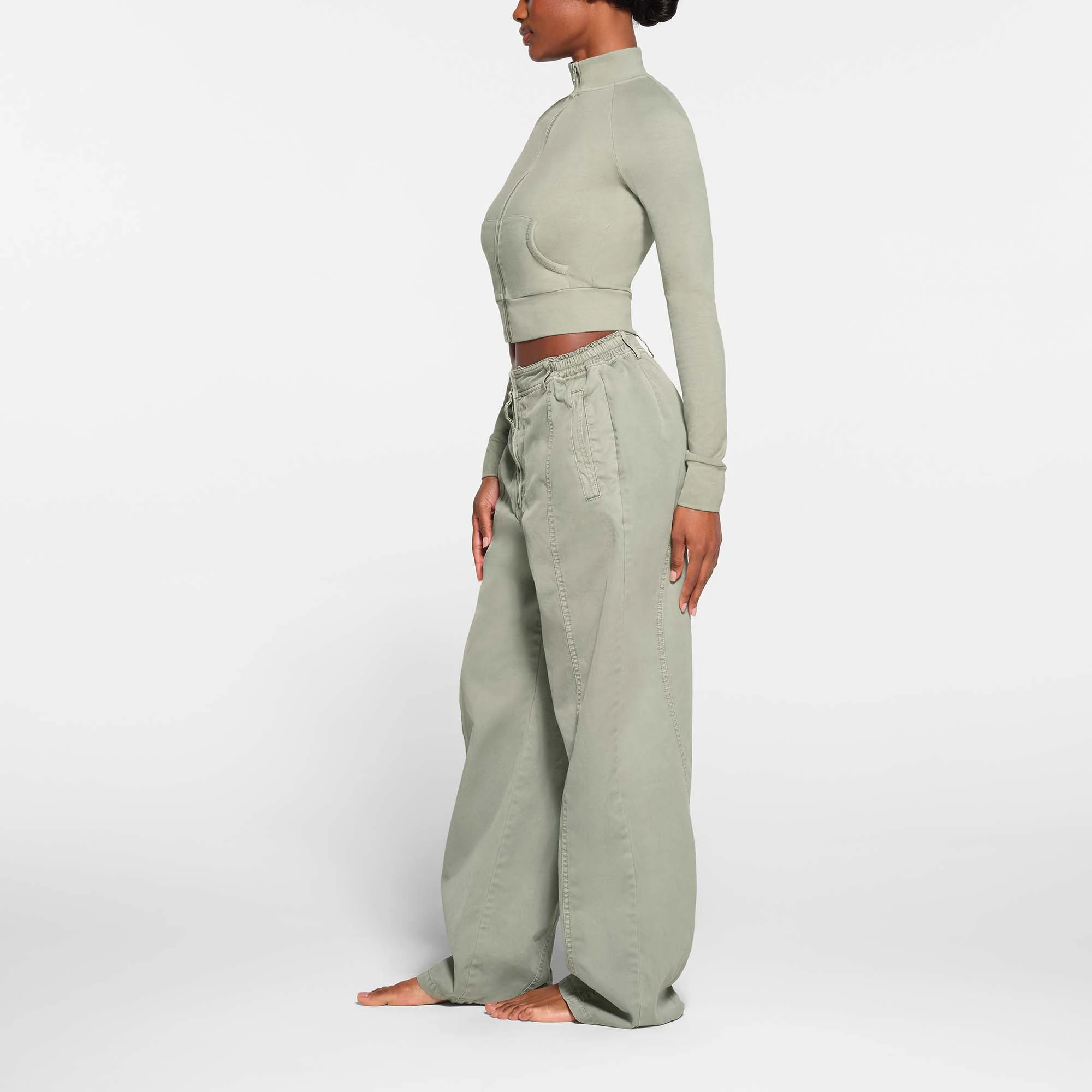 OUTDOOR WOVEN PANT | MINERAL ON A MODEL SIDE VIEW