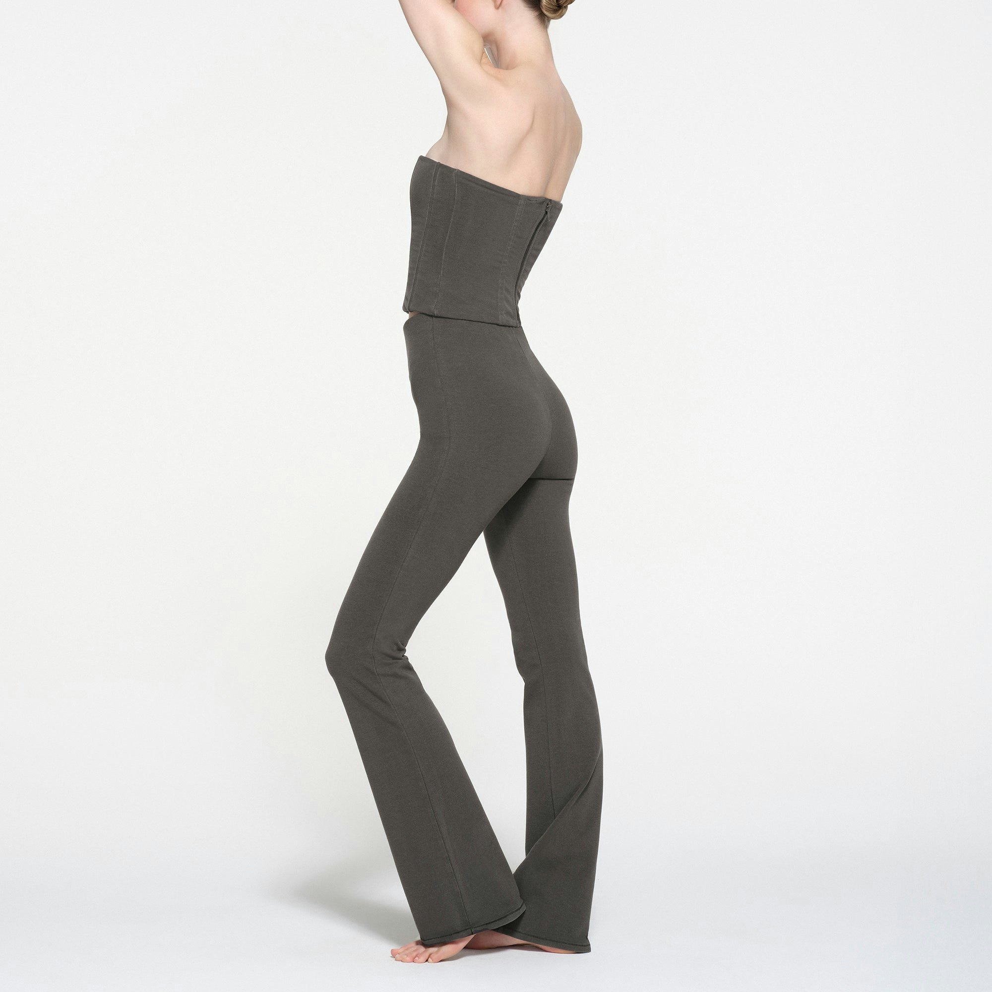 OUTDOOR HIGH-WAISTED FLARE LEGGING | WASHED ONYX ON A MODEL SIDE VIEW