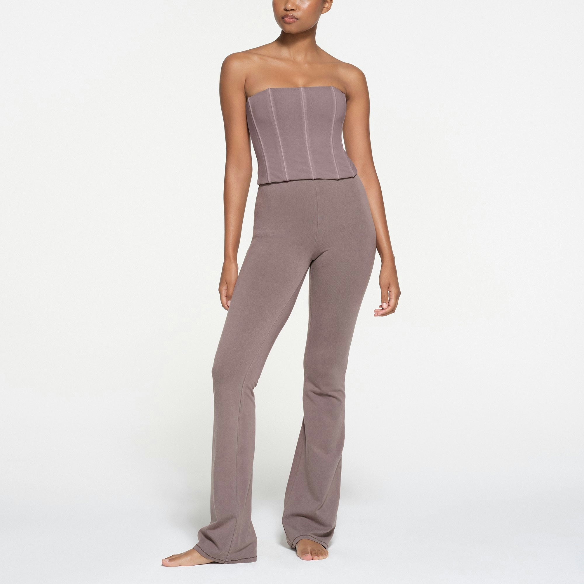 OUTDOOR HIGH-WAISTED FLARE LEGGING | ZINC ON A MODEL FRONT VIEW