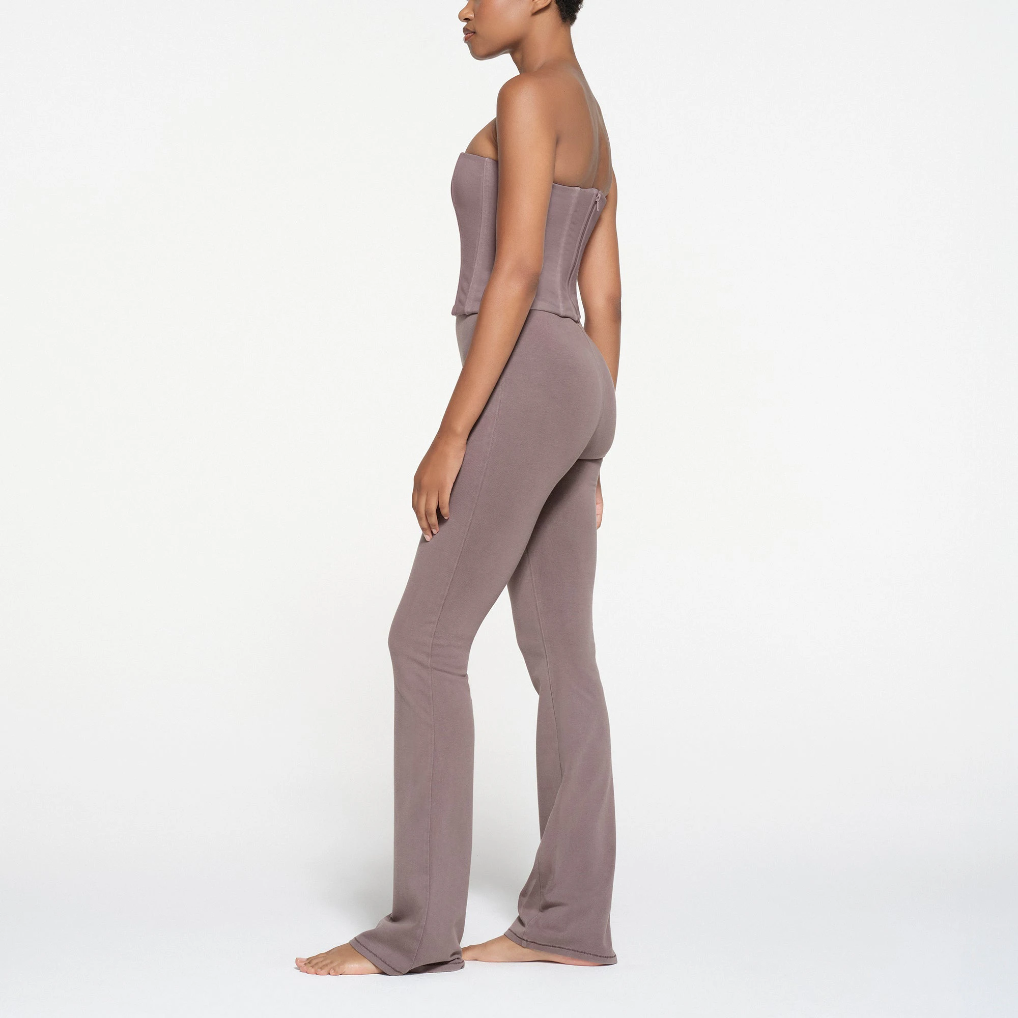 OUTDOOR HIGH-WAISTED FLARE LEGGING | ZINC ON A MODEL SIDE VIEW