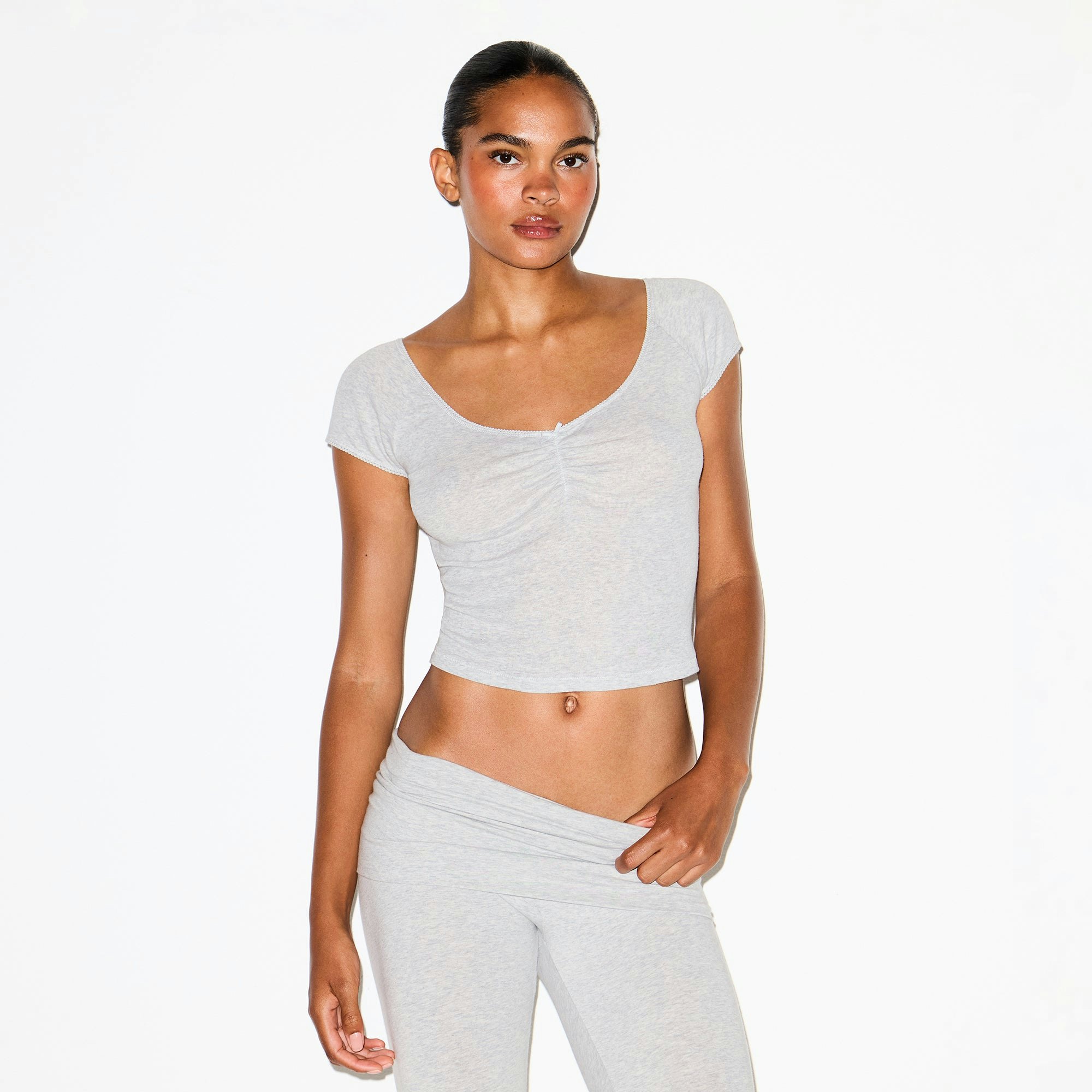 COTTON JERSEY FOLDOVER CAPRI | LIGHT HEATHER GREY ON A MODEL FRONT VIEW @ | FOCUS: 0.0, 1.0, 0.9