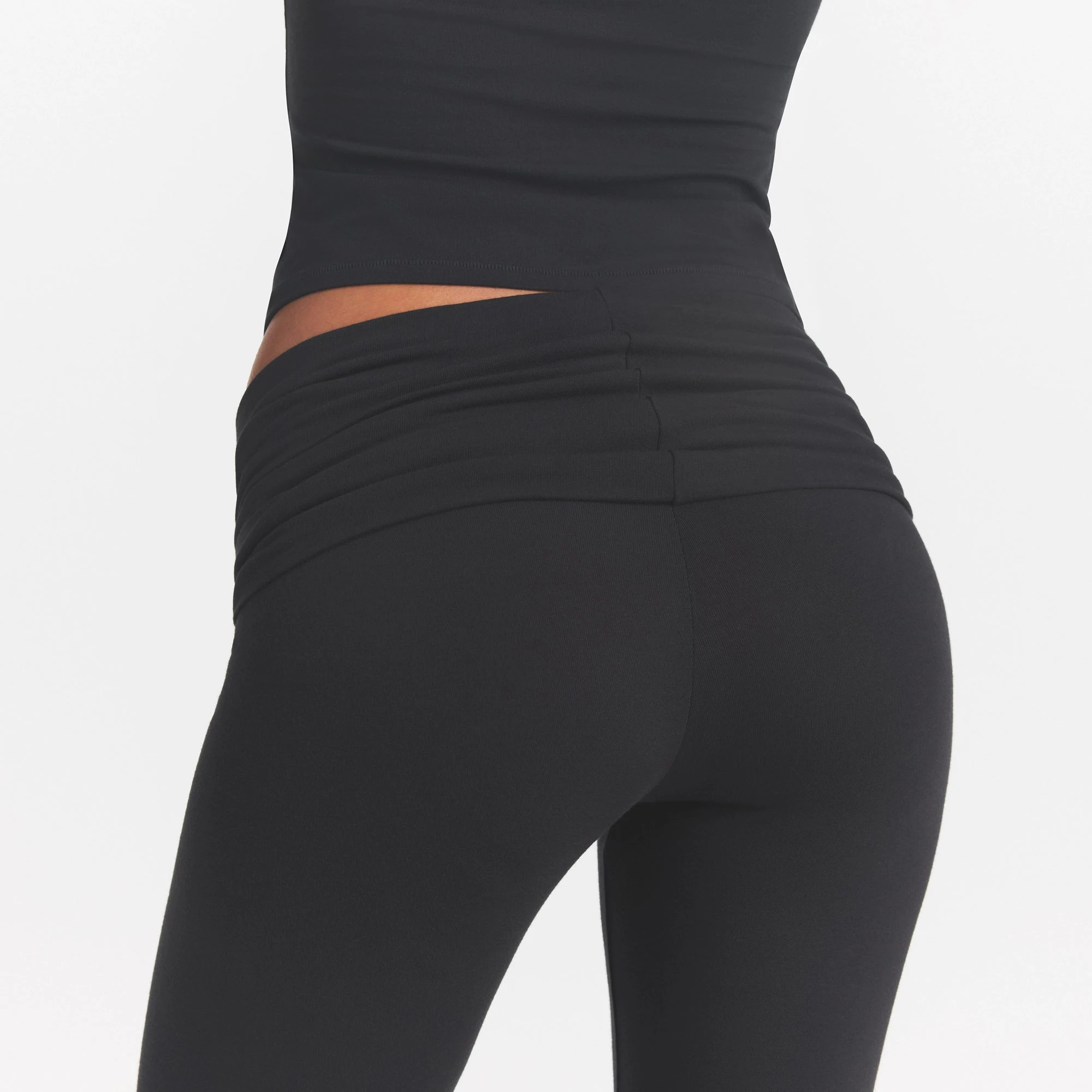 COTTON JERSEY FOLDOVER CAPRI | SOOT ON A MODEL SIDE VIEW @ | FOCUS: 0.0, 1.0, 0.9