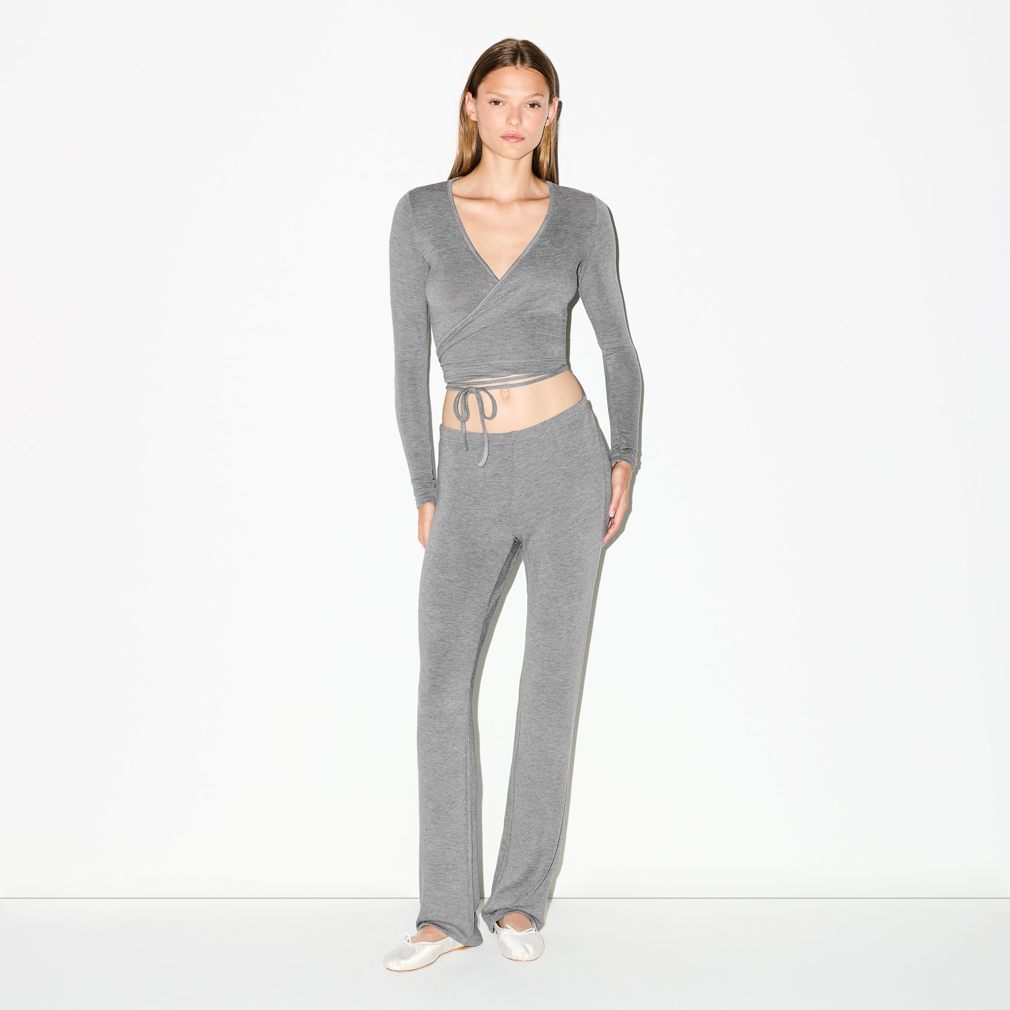 LIGHTWEIGHT MODAL PANT | DARK HEATHER GREY ON A MODEL FRONT VIEW @ | FOCUS: 0.0, 1.0, 0.9