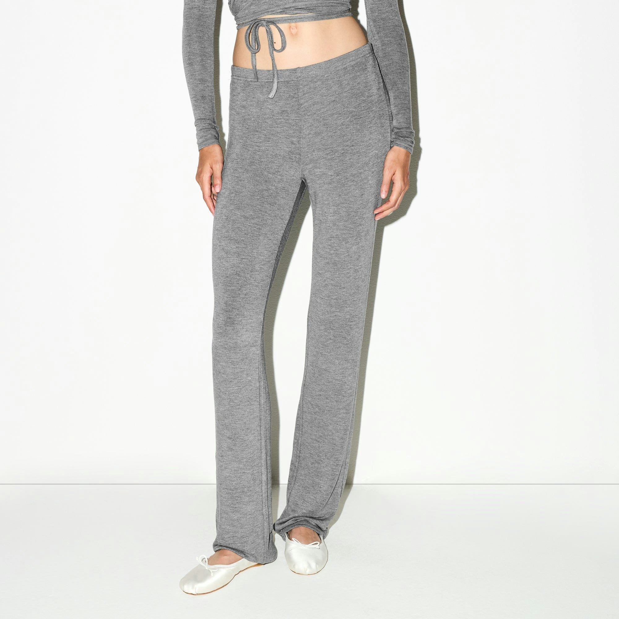 LIGHTWEIGHT MODAL PANT | DARK HEATHER GREY ON A MODEL SIDE VIEW @ | FOCUS: 0.0, 1.0, 0.9