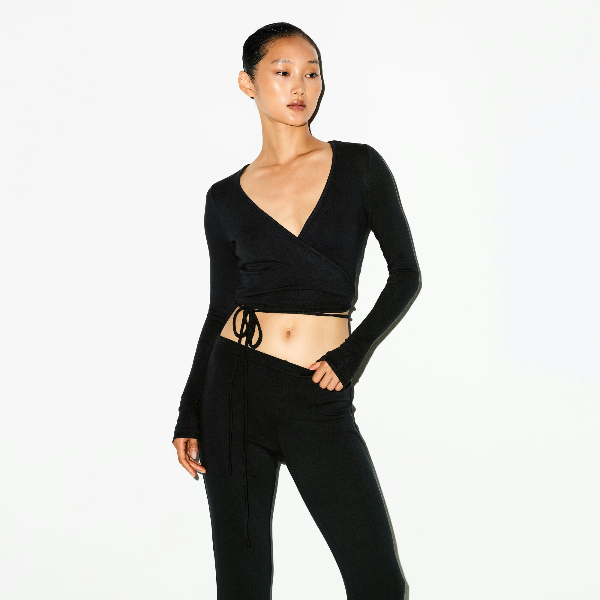 LIGHTWEIGHT MODAL PANT | ONYX ON A MODEL SIDE VIEW @ | FOCUS: 0.0, 1.0, 0.9