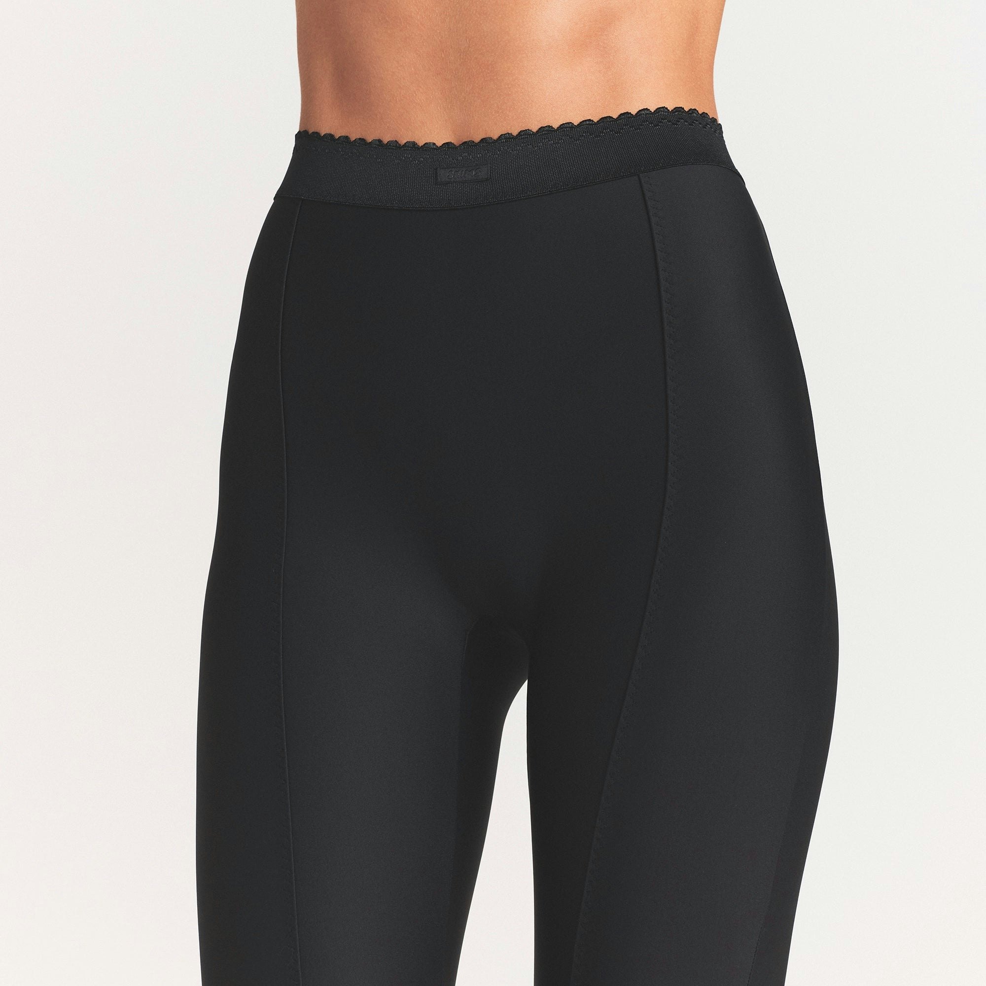 SKIMS BODY HIGH-WAISTED FLARE PANT | ONYX ON A MODEL SIDE VIEW @ | FOCUS: 0.0, 1.0, 0.9