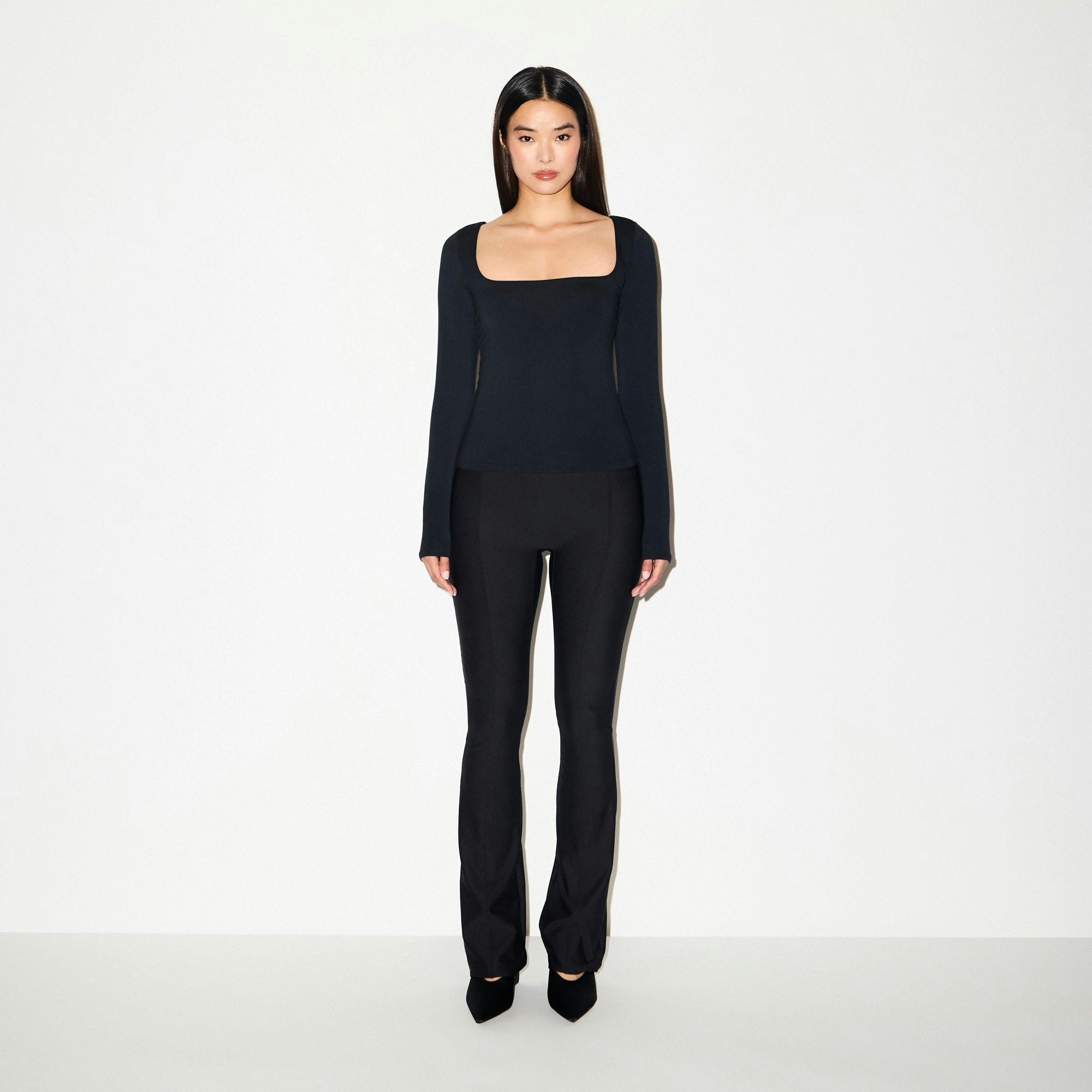 SKIMS BODY HIGH-WAISTED FLARE PANT | ONYX ON A MODEL FRONT VIEW @ | FOCUS: 0.0, 1.0, 0.9