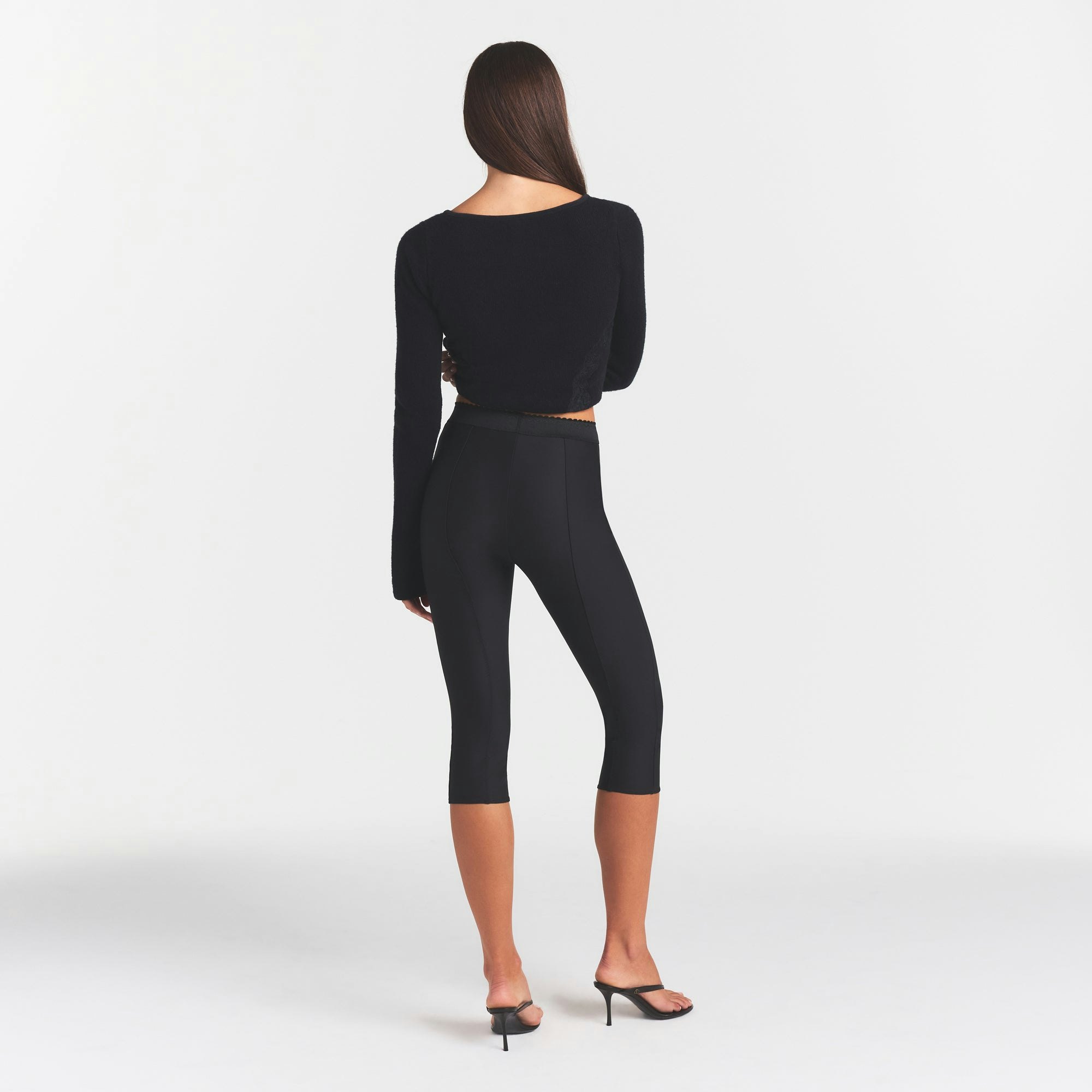 SKIMS BODY HIGH-WAISTED CAPRI | ONYX ON A MODEL FRONT VIEW @ | FOCUS: 0.0, 1.0, 0.9