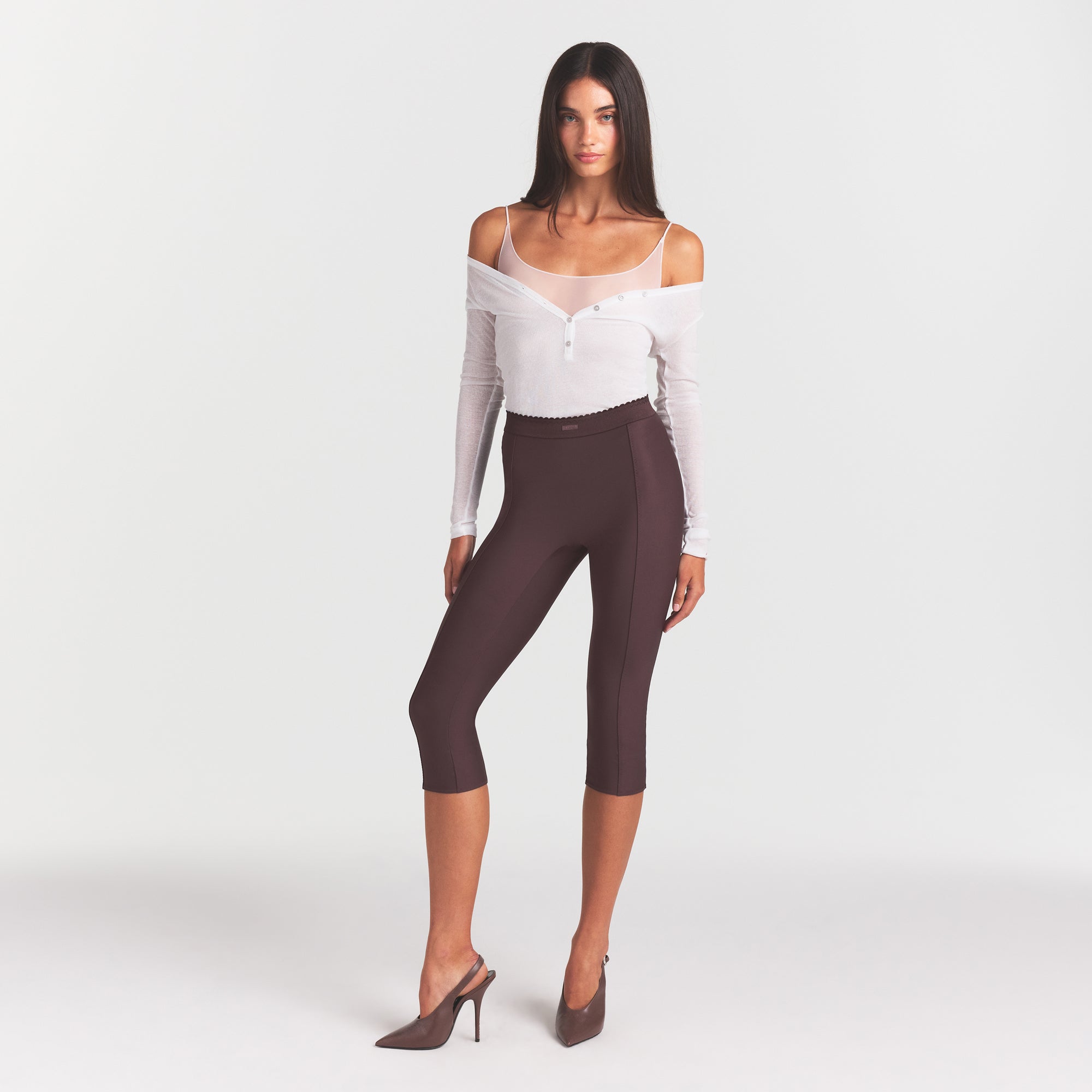 SKIMS BODY HIGH-WAISTED CAPRI | RAISIN ON A MODEL FRONT VIEW @ | FOCUS: 0.0, 1.0, 0.9