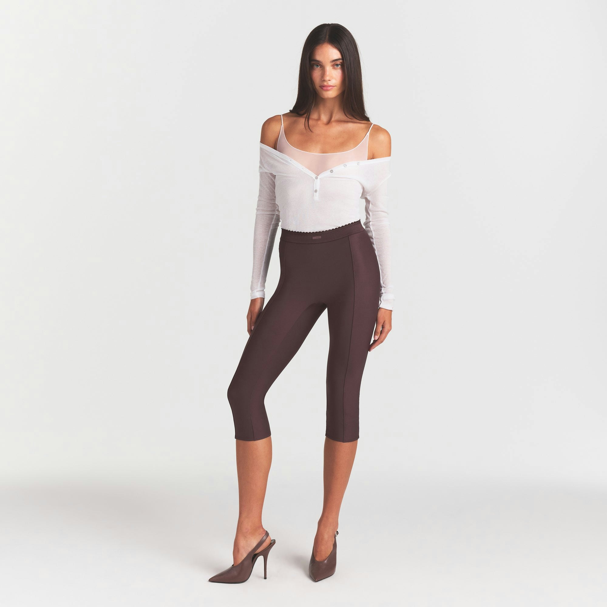 SKIMS BODY HIGH-WAISTED CAPRI | RAISIN ON A MODEL FRONT VIEW @ | FOCUS: 0.0, 1.0, 0.9