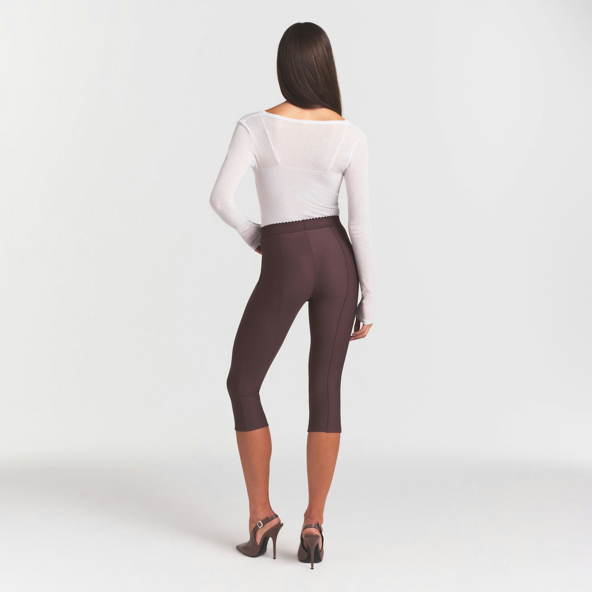 SKIMS BODY HIGH-WAISTED CAPRI | RAISIN ON A MODEL FRONT VIEW @ | FOCUS: 0.0, 1.0, 0.9