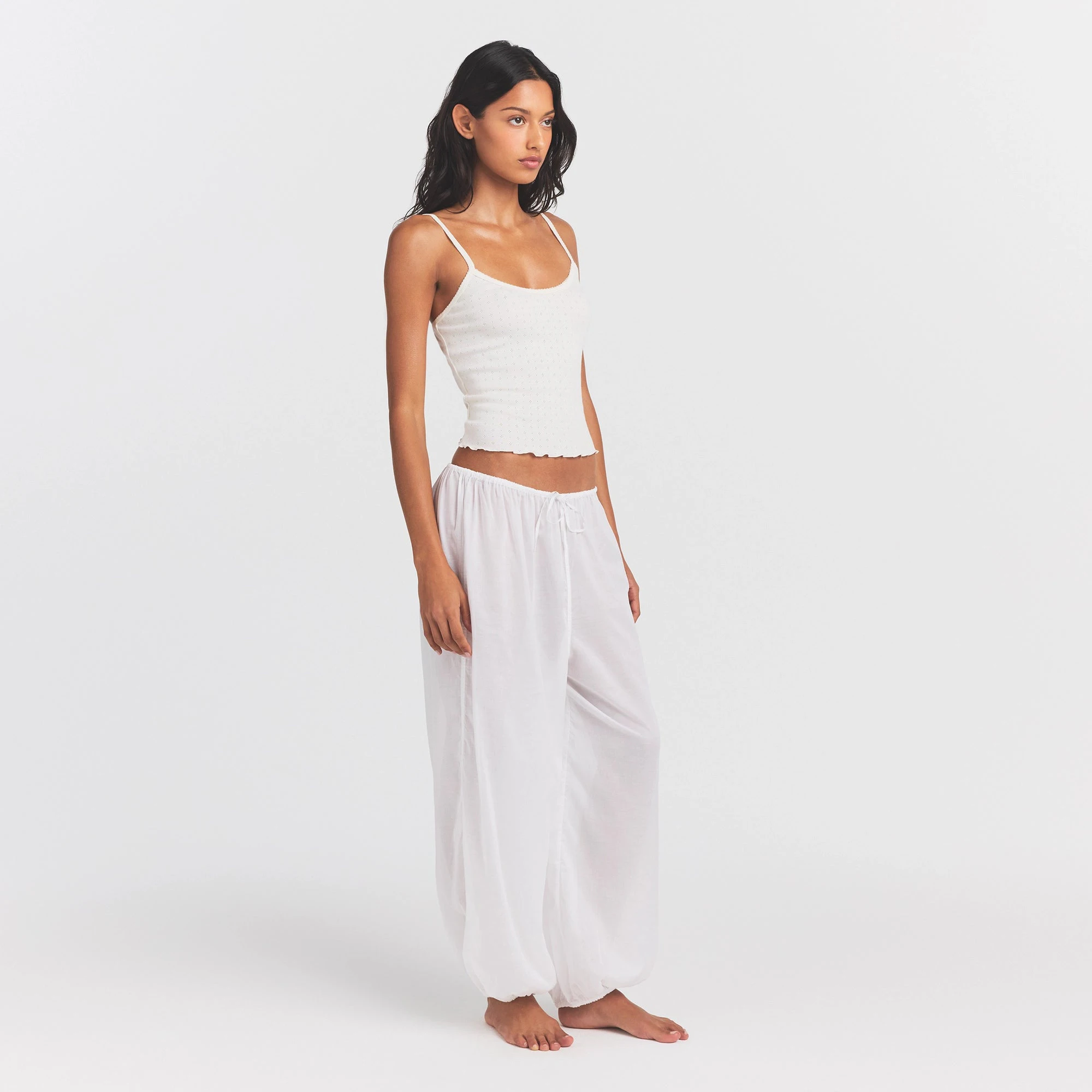 VOILE SLEEP BALLOON PANT | SNOW ON A MODEL FRONT VIEW @ | FOCUS: 0.0, 1.0, 0.9
