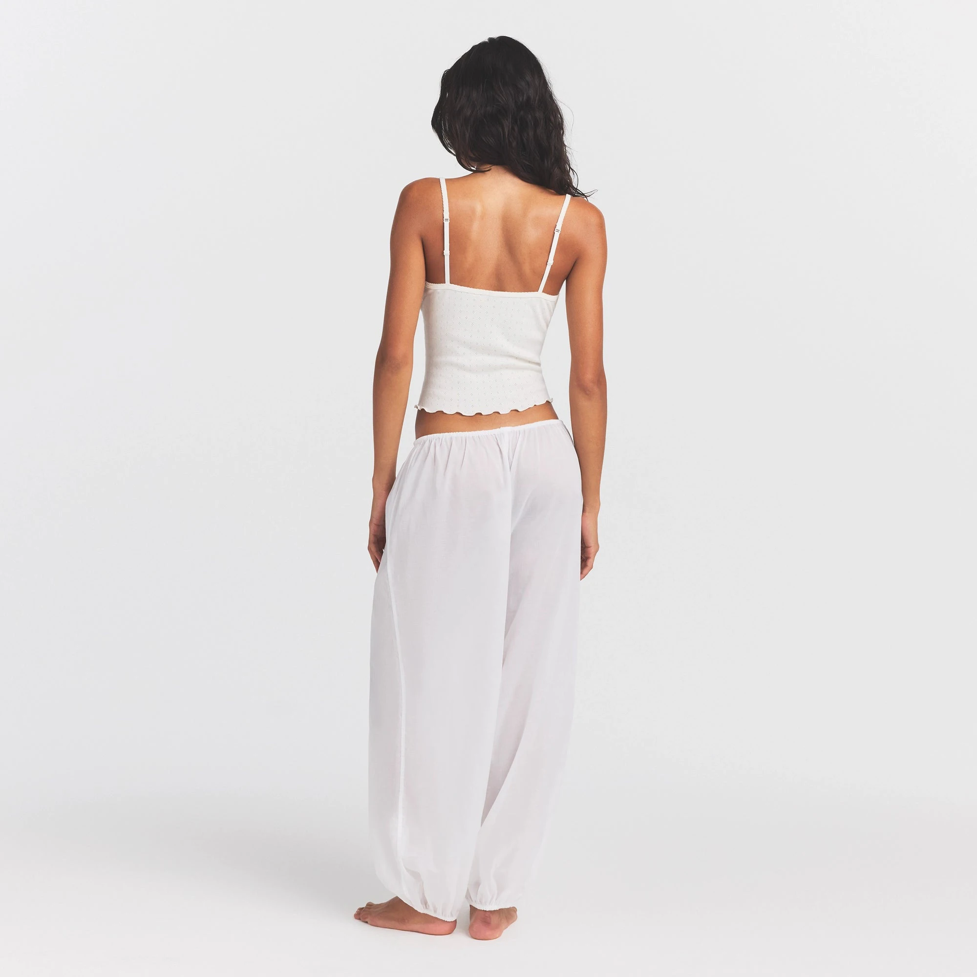 VOILE SLEEP BALLOON PANT | SNOW ON A MODEL FRONT VIEW @ | FOCUS: 0.0, 1.0, 0.9