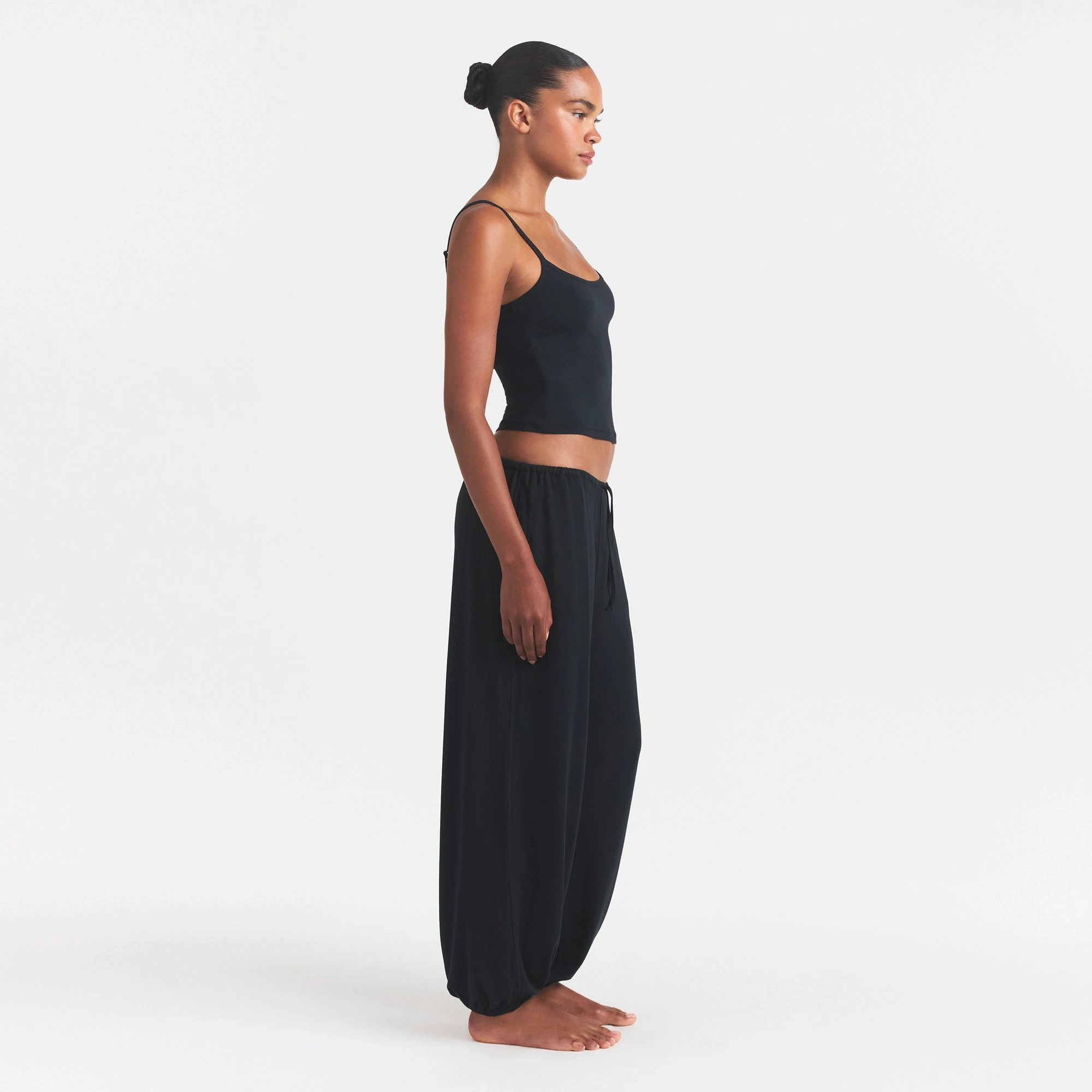 SKIMS SLEEP JOGGER | ONYX ON A MODEL FRONT VIEW @ | FOCUS: 0.0, 1.0, 0.9