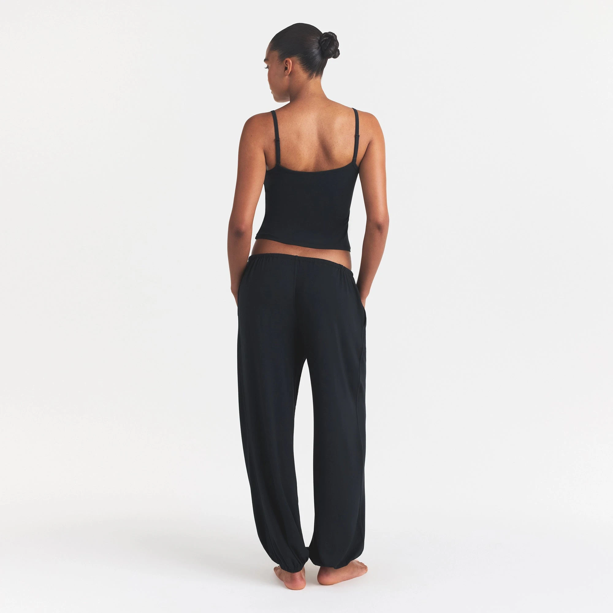 SKIMS SLEEP JOGGER | ONYX ON A MODEL FRONT VIEW @ | FOCUS: 0.0, 1.0, 0.9