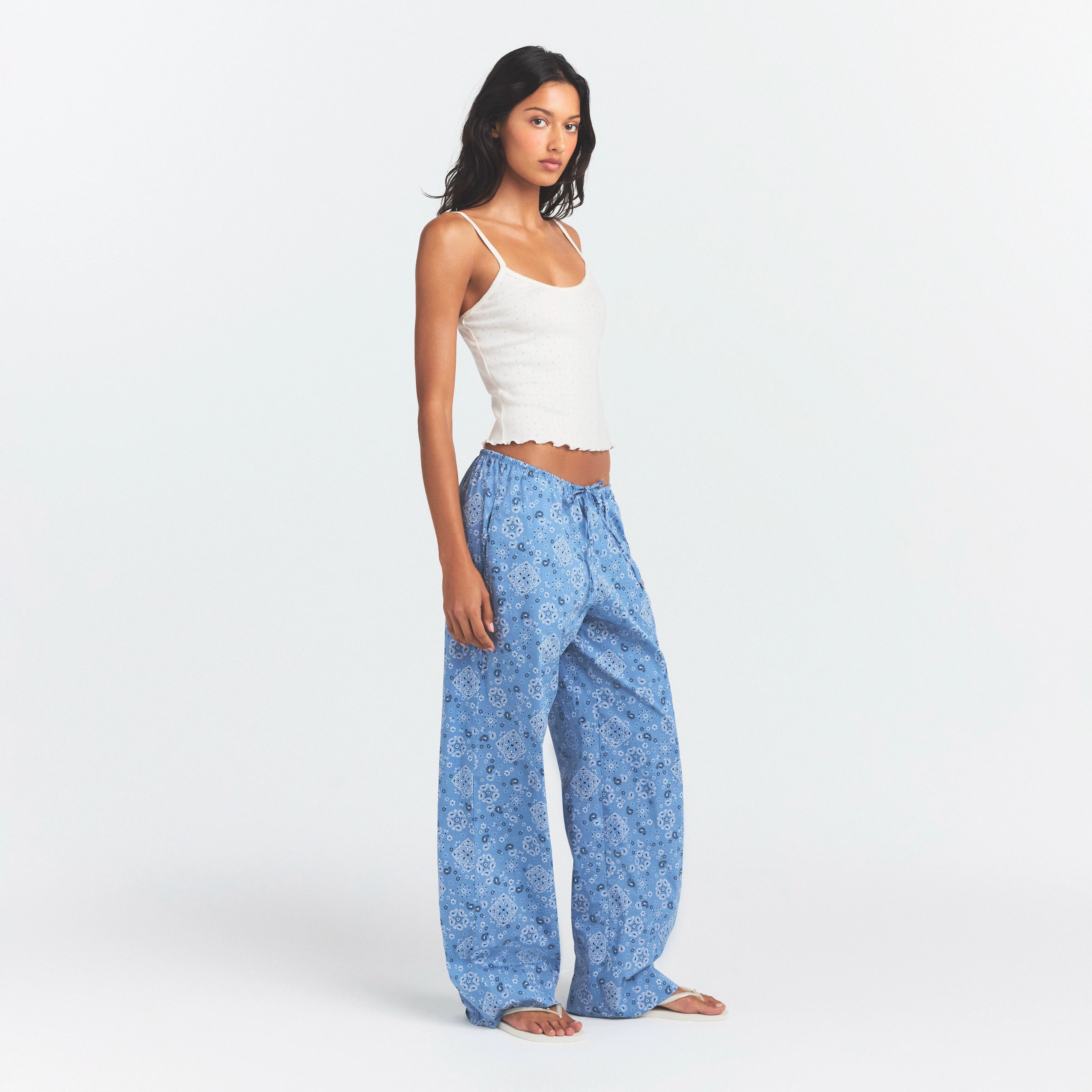 COTTON POPLIN SLEEP STRAIGHT LEG PANT | ARCTIC BANDANA ON A MODEL SIDE VIEW @ | FOCUS: 0.0, 1.0, 0.9
