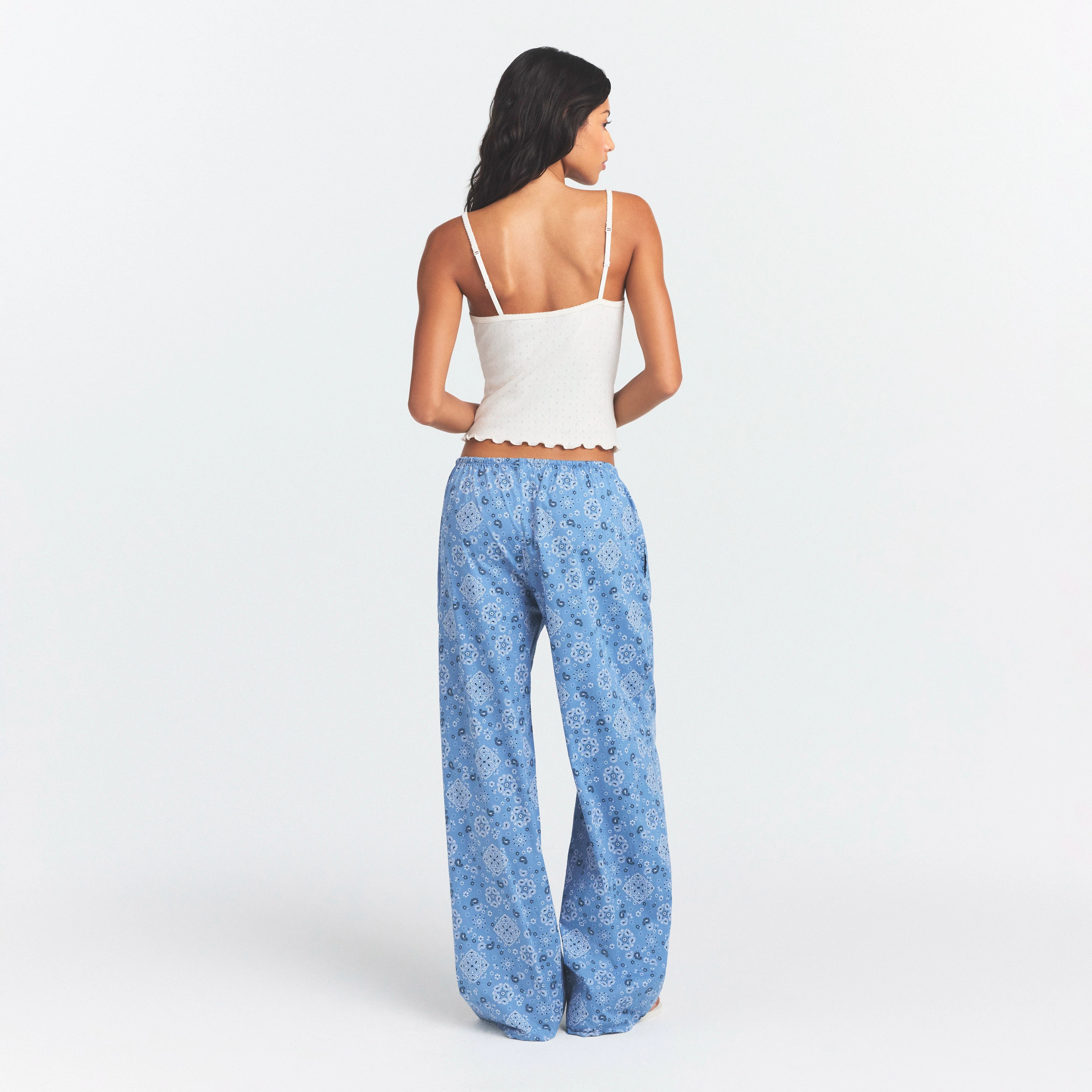 COTTON POPLIN SLEEP STRAIGHT LEG PANT | ARCTIC BANDANA ON A MODEL SIDE VIEW @ | FOCUS: 0.0, 1.0, 0.9