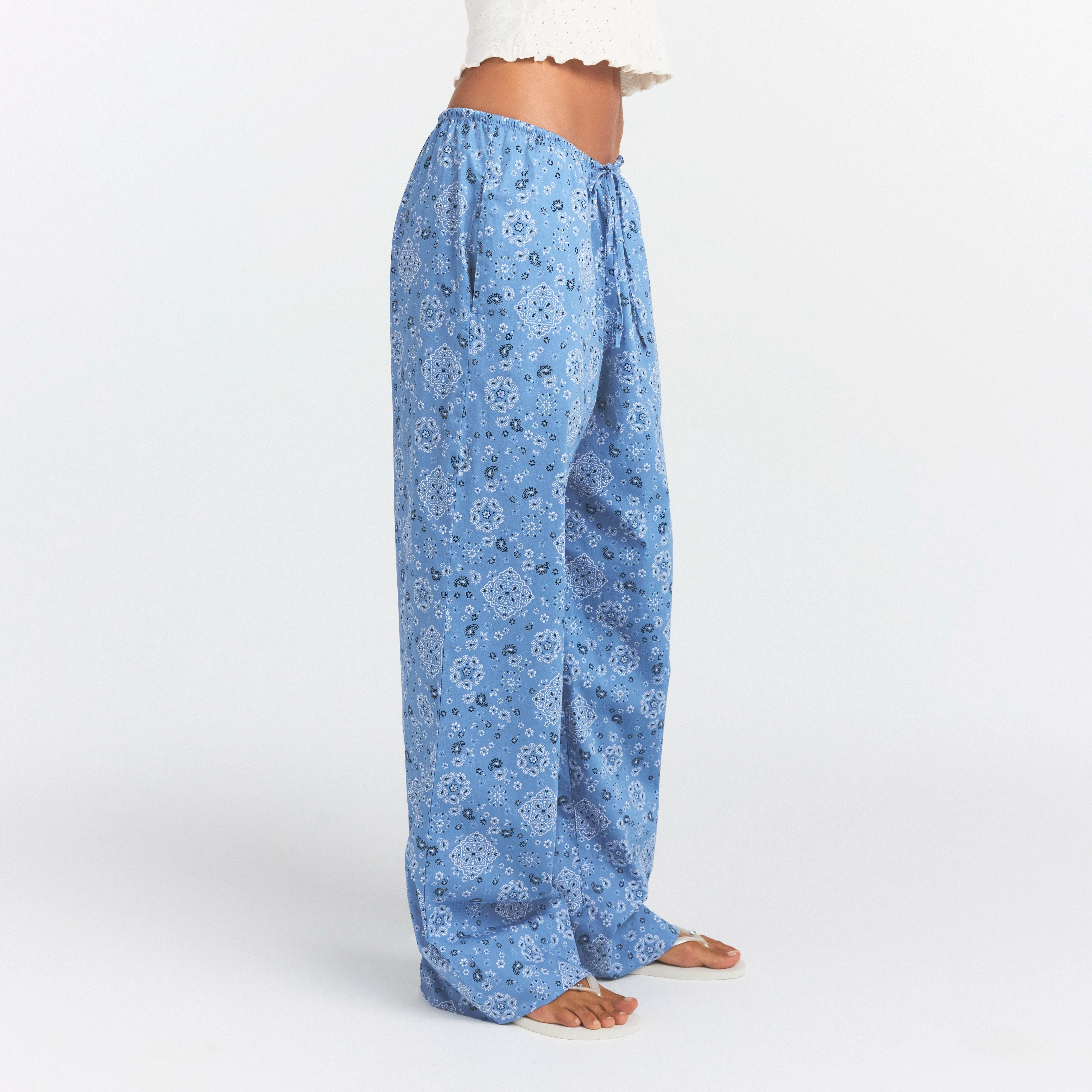 COTTON POPLIN SLEEP STRAIGHT LEG PANT | ARCTIC BANDANA ON A MODEL SIDE VIEW @ | FOCUS: 0.0, 1.0, 0.9
