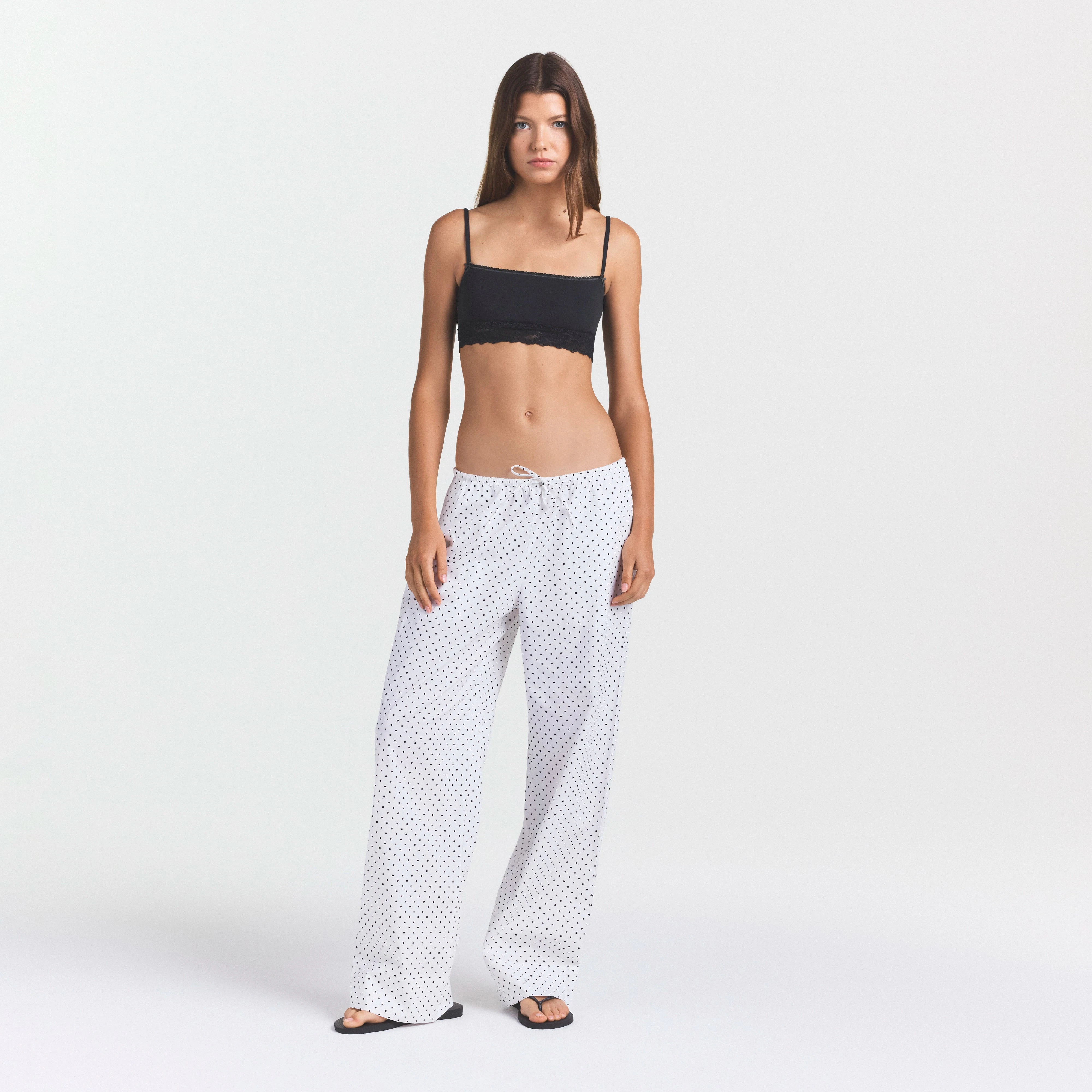 COTTON POPLIN SLEEP STRAIGHT LEG PANT | ONYX DOT PRINT ON A MODEL FRONT VIEW @ | FOCUS: 0.0, 1.0, 0.9