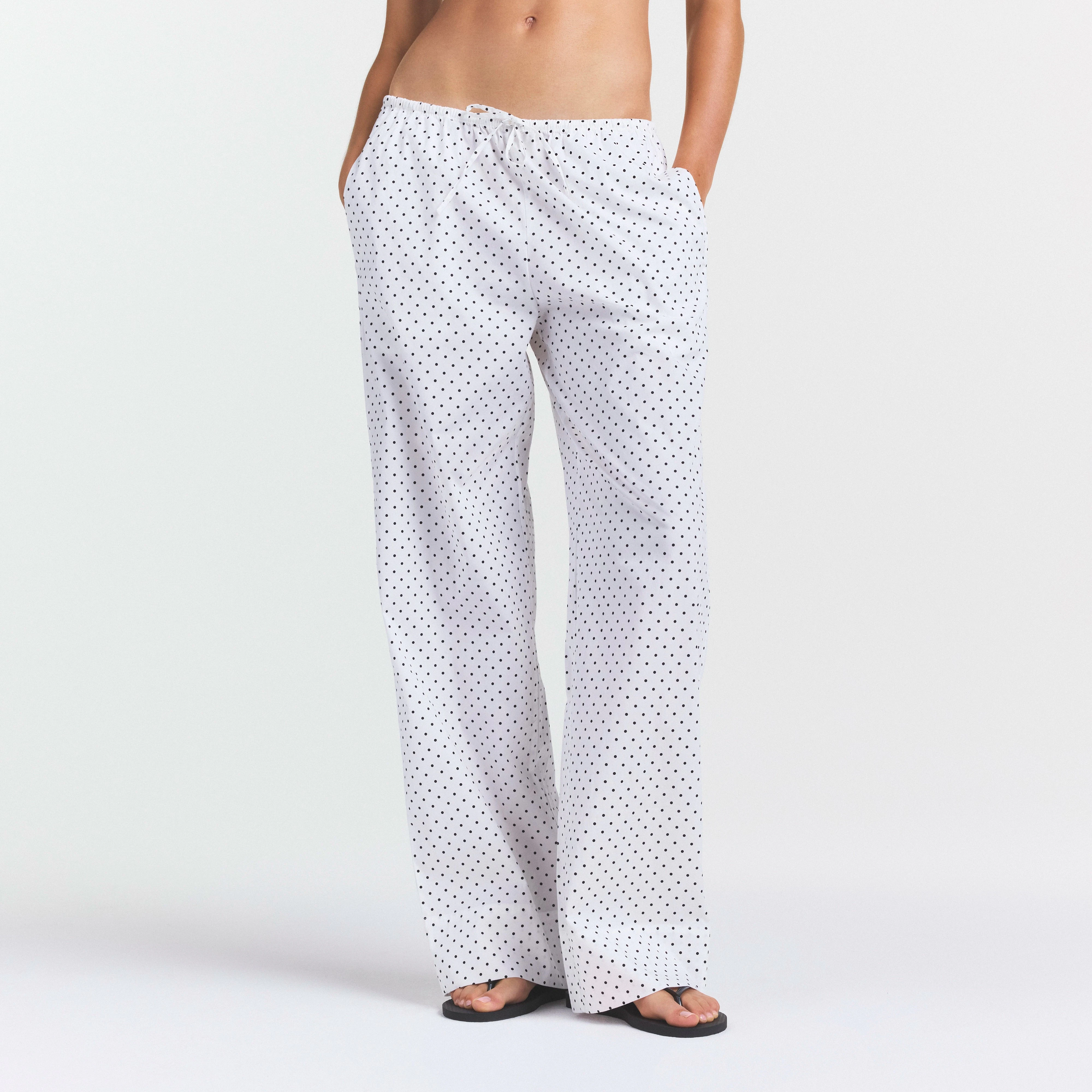 COTTON POPLIN SLEEP STRAIGHT LEG PANT | ONYX DOT PRINT ON A MODEL SIDE VIEW @ | FOCUS: 0.0, 1.0, 0.9