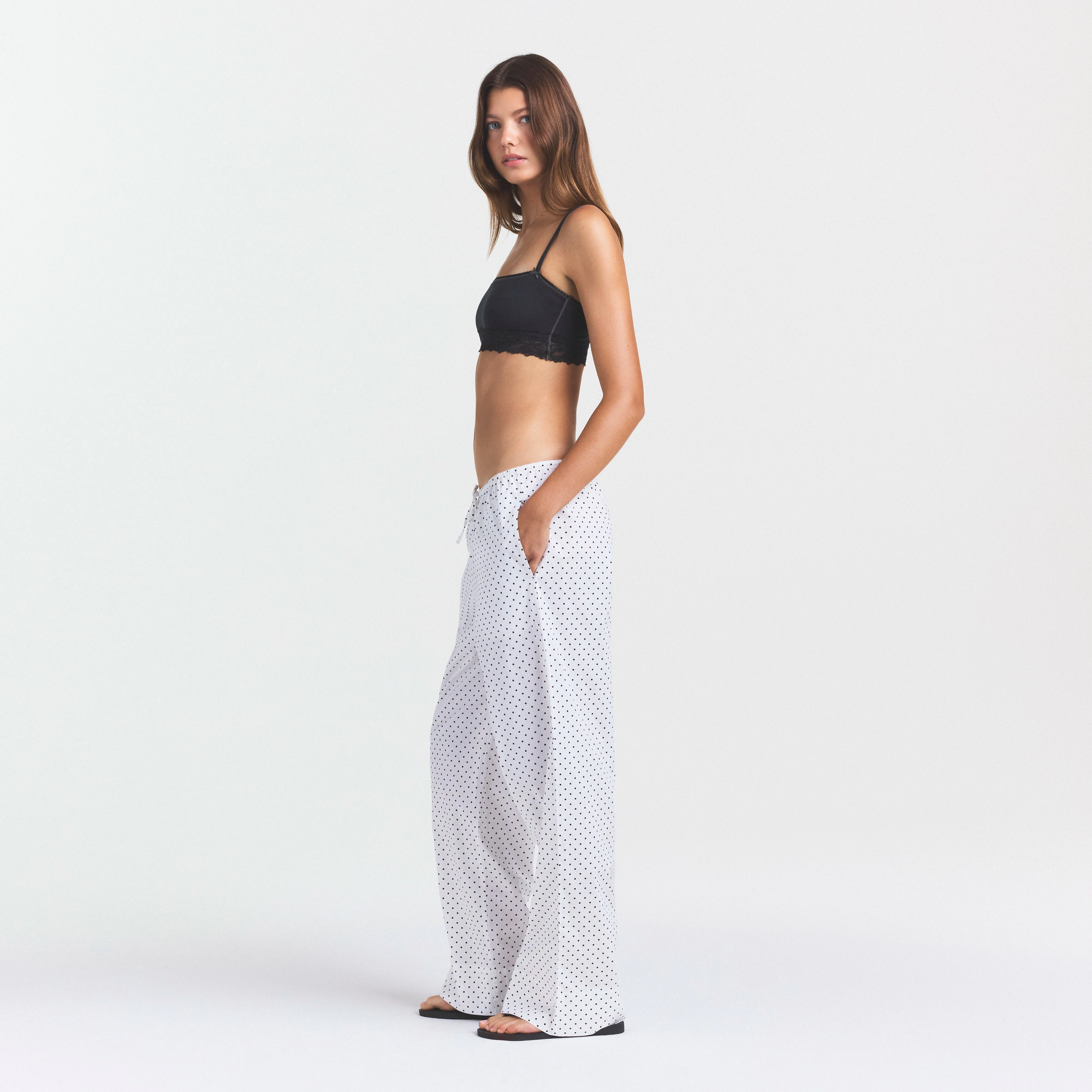 COTTON POPLIN SLEEP STRAIGHT LEG PANT | ONYX DOT PRINT ON A MODEL SIDE VIEW @ | FOCUS: 0.0, 1.0, 0.9